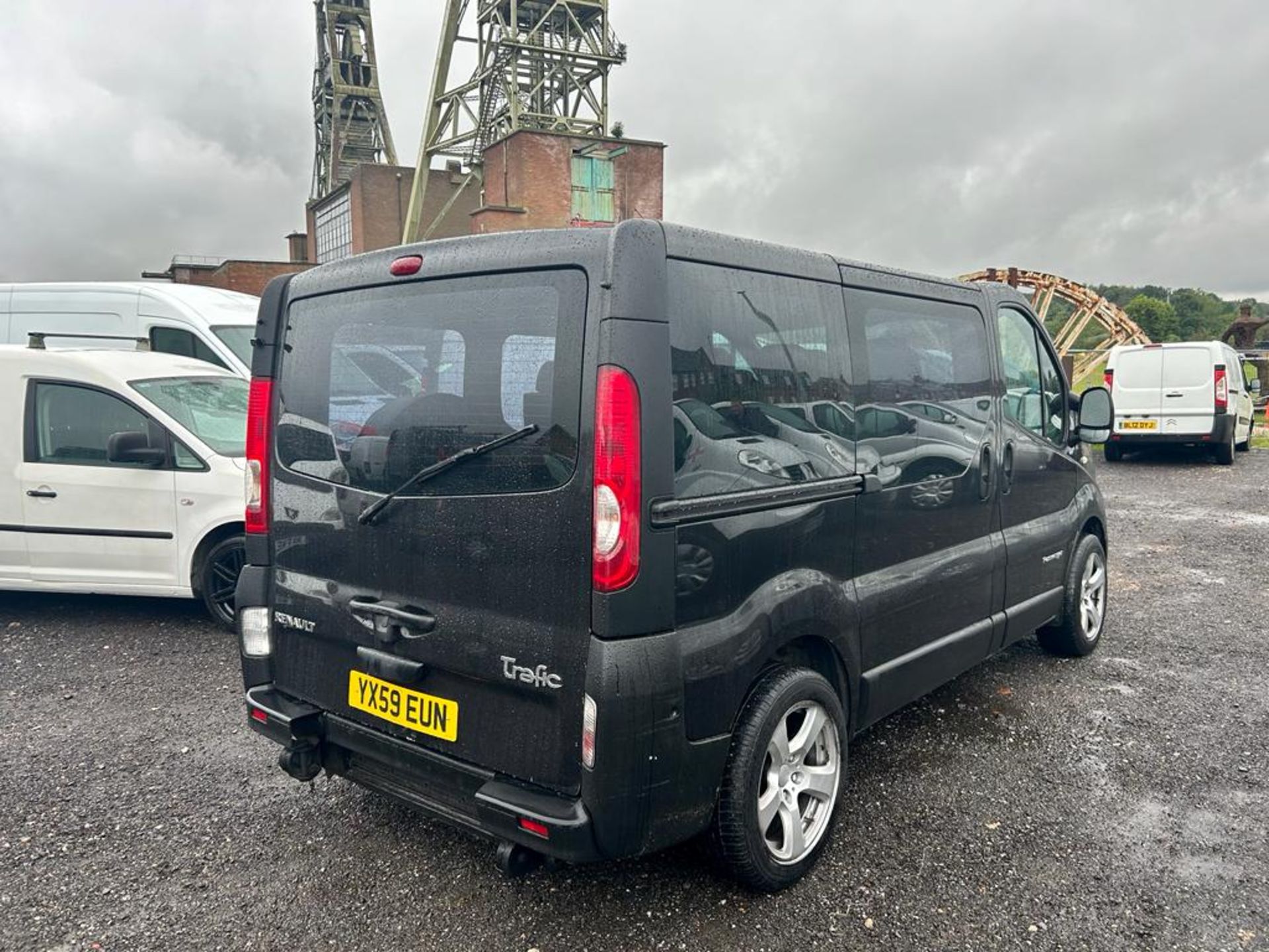 2010 RENAULT TRAFIC SL27 DCI 115 BLACK VAN DERIVED CAR WITH MOBILITY WHEELCHAIR ACCESS *NO VAT* - Image 6 of 18