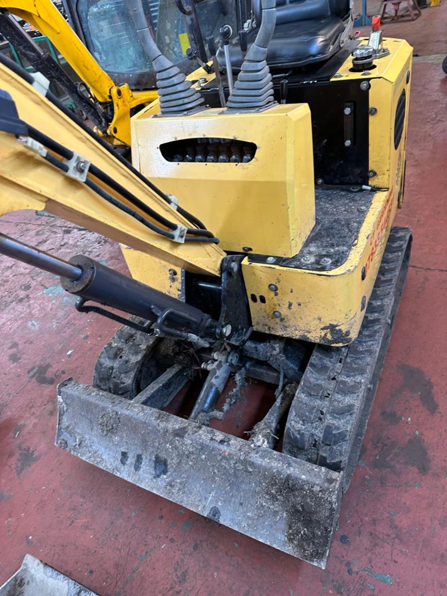 Rhino Mini Digger c/w 2 Buckets *NO VAT* - Image 6 of 13