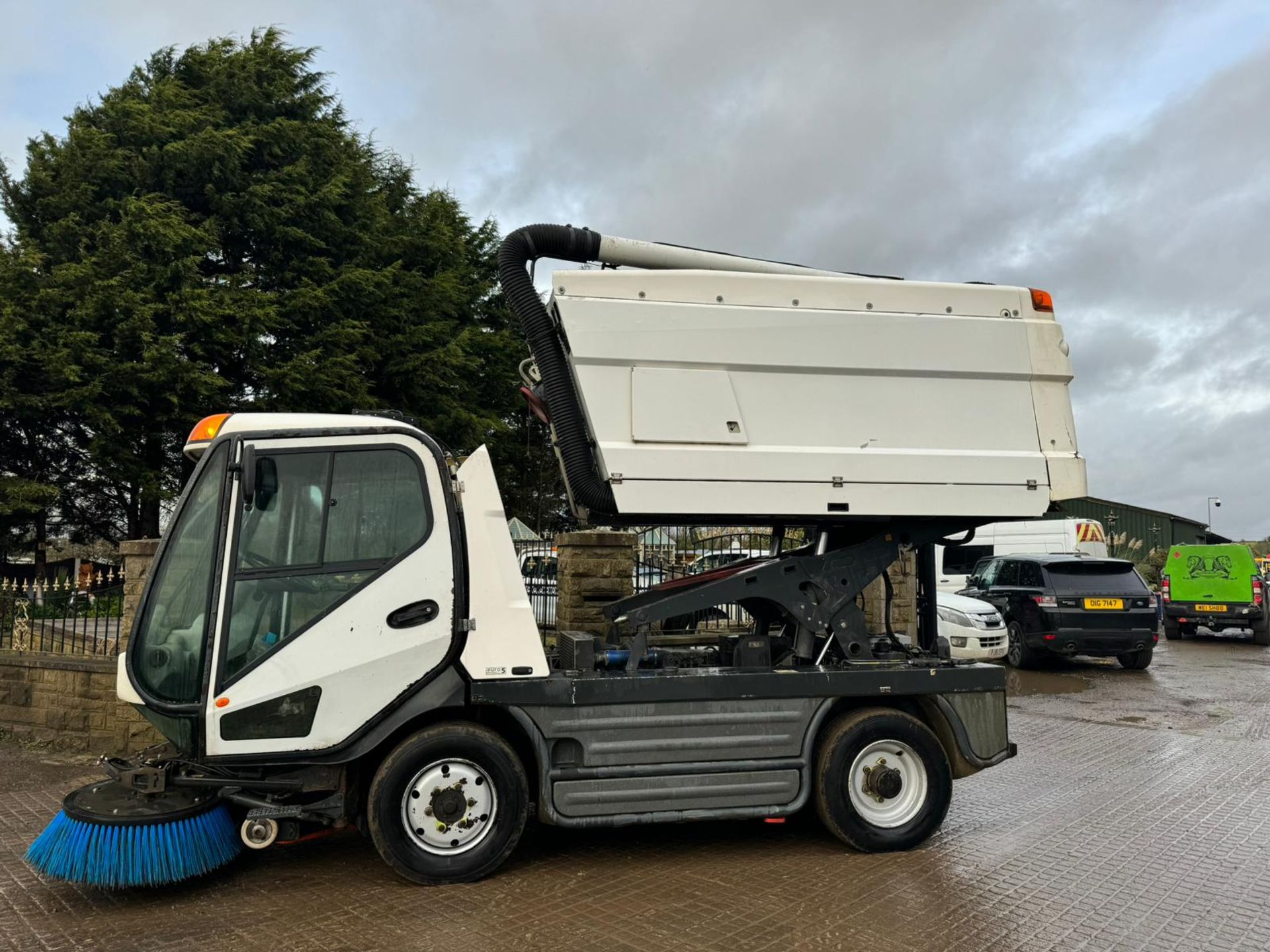 2015 JOHNSTON CX400 MID RANGE ROAD SWEEPER HIGH TIP *PLUS VAT* - Image 3 of 13