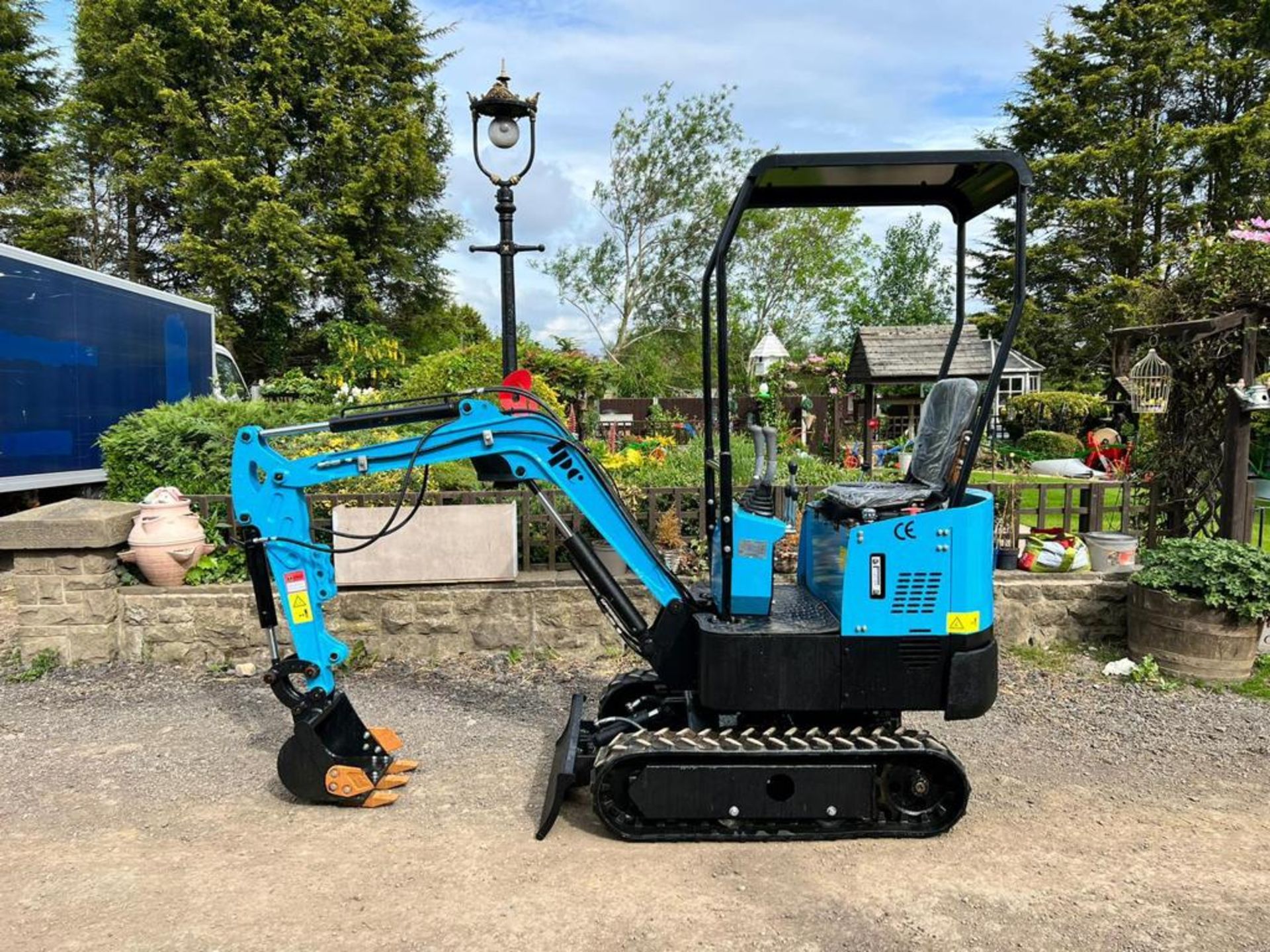 NEW/UNUSED JPC HT12 MINI EXCAVATOR BUNDLE! POSTHOLE BORER AND LOG GRAB *PLUS VAT* - Image 3 of 12