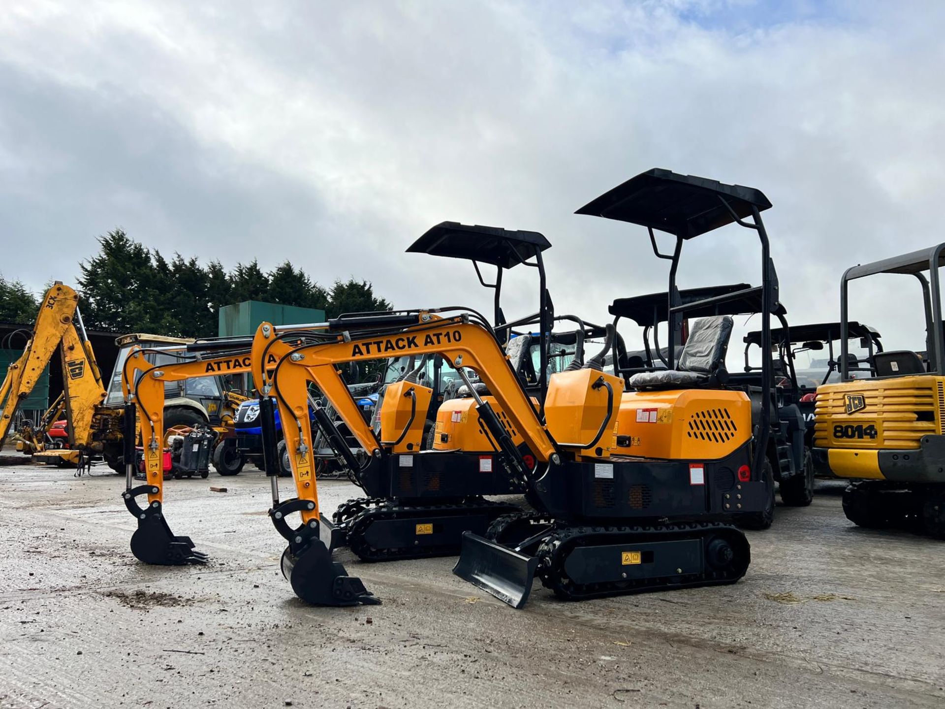 Unused Attack AT10 1 Ton Mini Digger With Blade - Runs Drives And Digs *PLUS VAT*