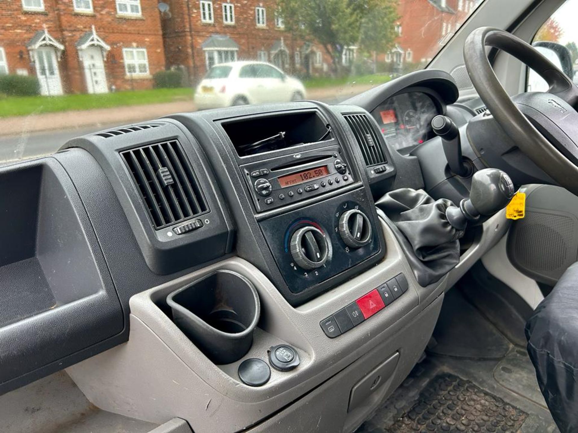 2011 PEUGEOT BOXER 335 L2 HDI WHITE CHASSIS CAB TIPPER BODY *NO VAT* - Image 15 of 16