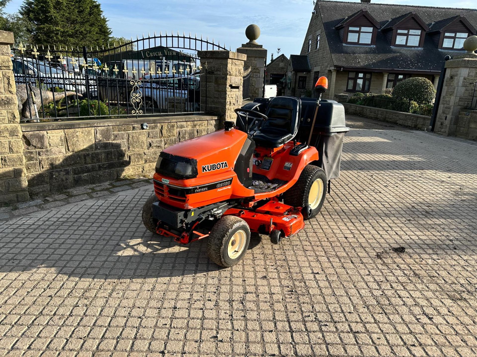 KUBOTA G2160 DIESEL RIDE ON MOWER WITH REAR COLLECTOR *PLUS VAT* - Image 2 of 15