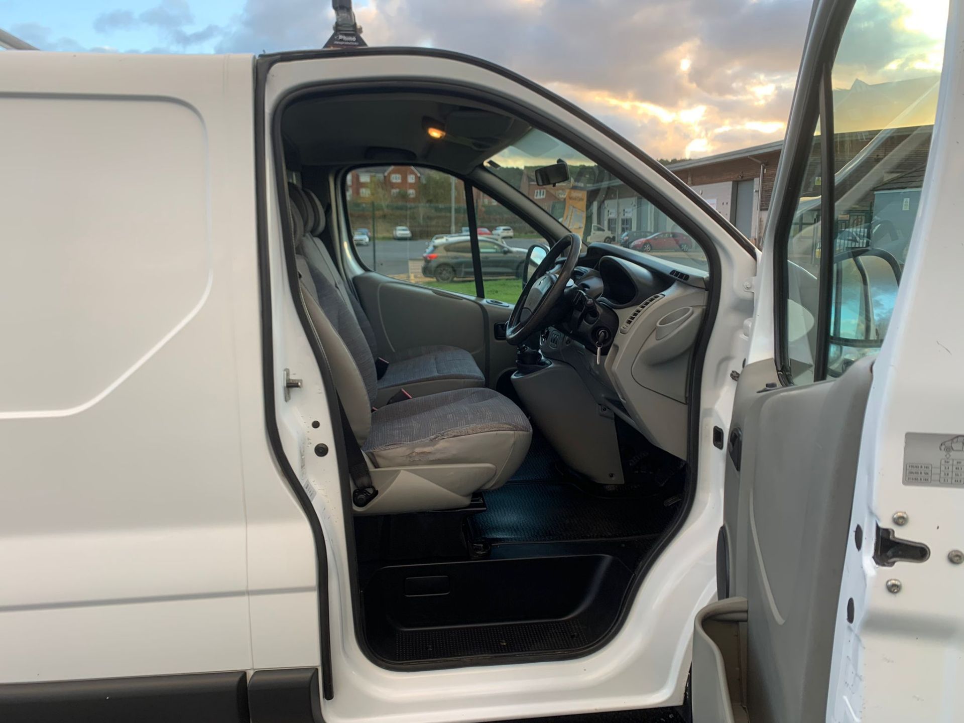 2011/61 REG RENAULT TRAFIC SL29 DCI 115 2.0 DIESEL WHITE PANEL VAN, SHOWING 1 FORMER KEEPER *NO VAT* - Image 20 of 25