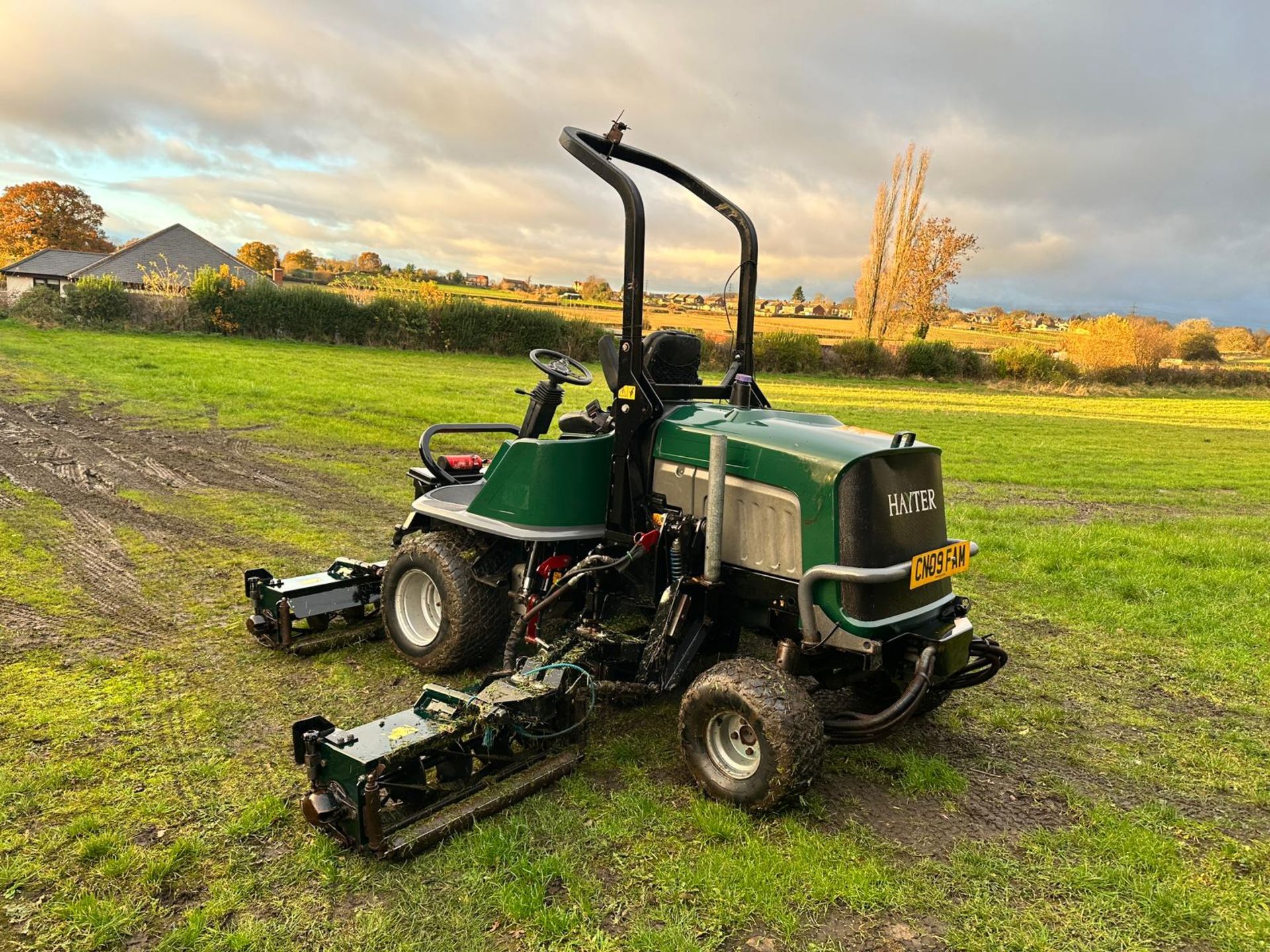 2009 HAYTER T424 4WD 5 GANG RIDE ON CYLINDER MOWER *PLUS VAT* - Image 3 of 10