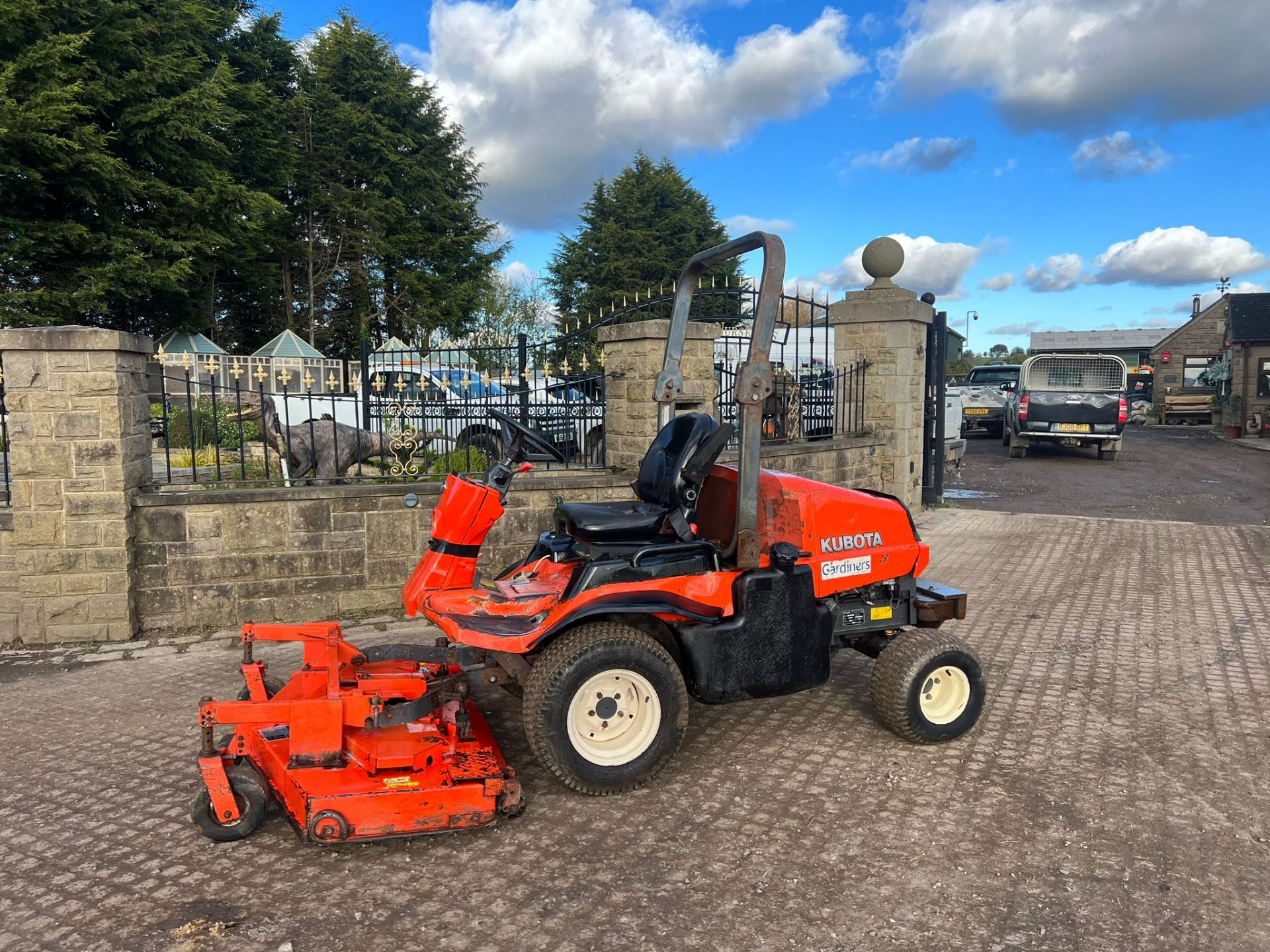 KUBOTA F3680 4WD OUTFRONT RIDE ON MOWER *PLUS VAT* - Image 5 of 12