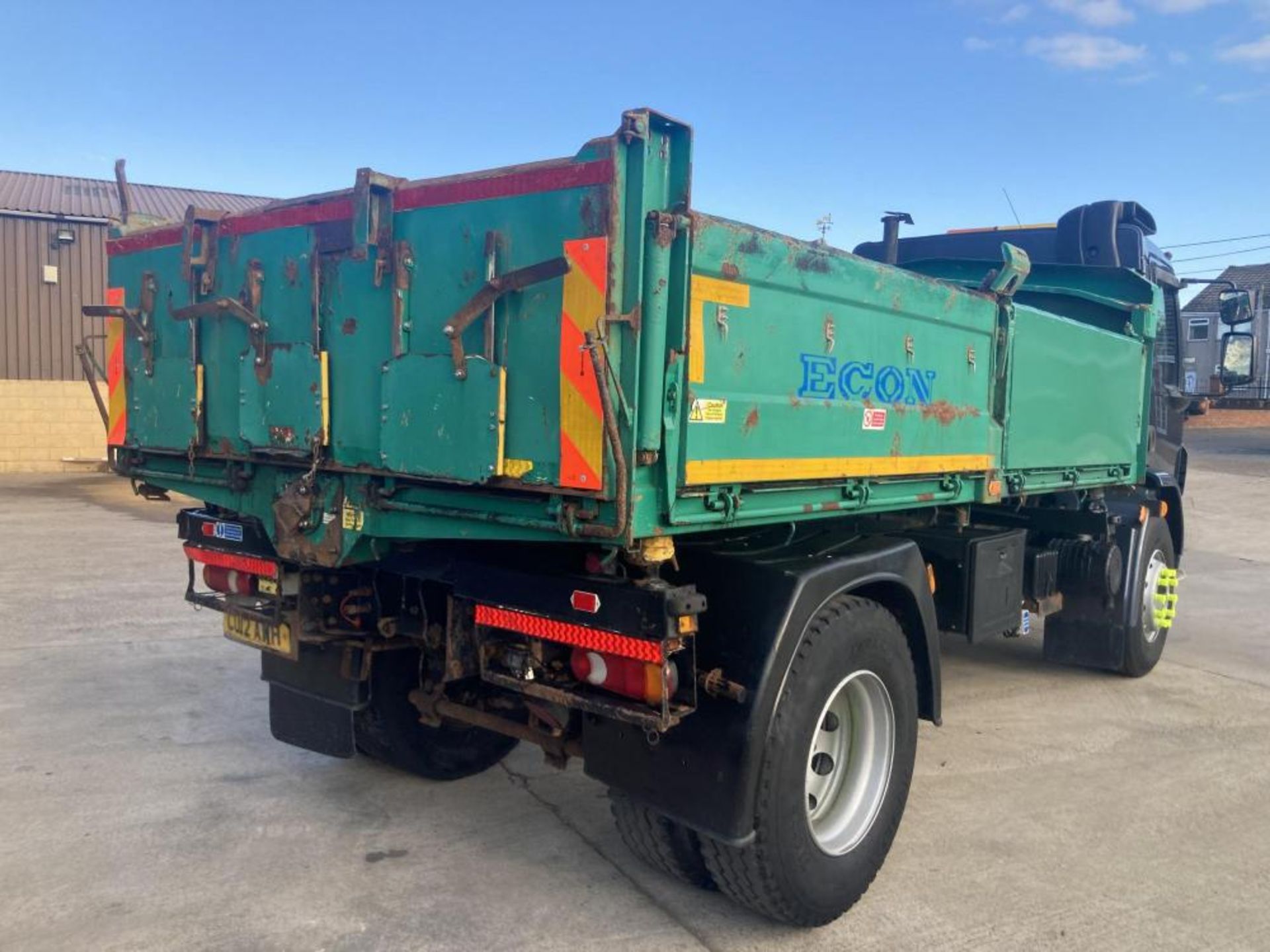 2012 DAF TRUCKS LF55.220 WHITE AND GREEN HCV 3-WAY TIPPER *PLUS VAT* - Image 10 of 24