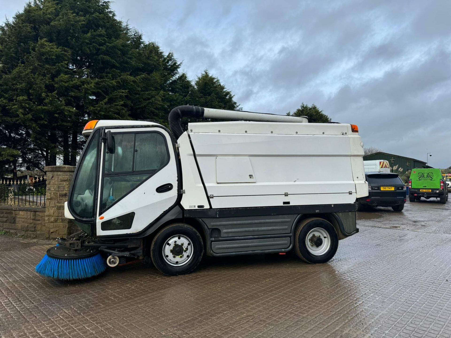 2015 JOHNSTON CX400 MID RANGE ROAD SWEEPER HIGH TIP *PLUS VAT* - Image 2 of 13