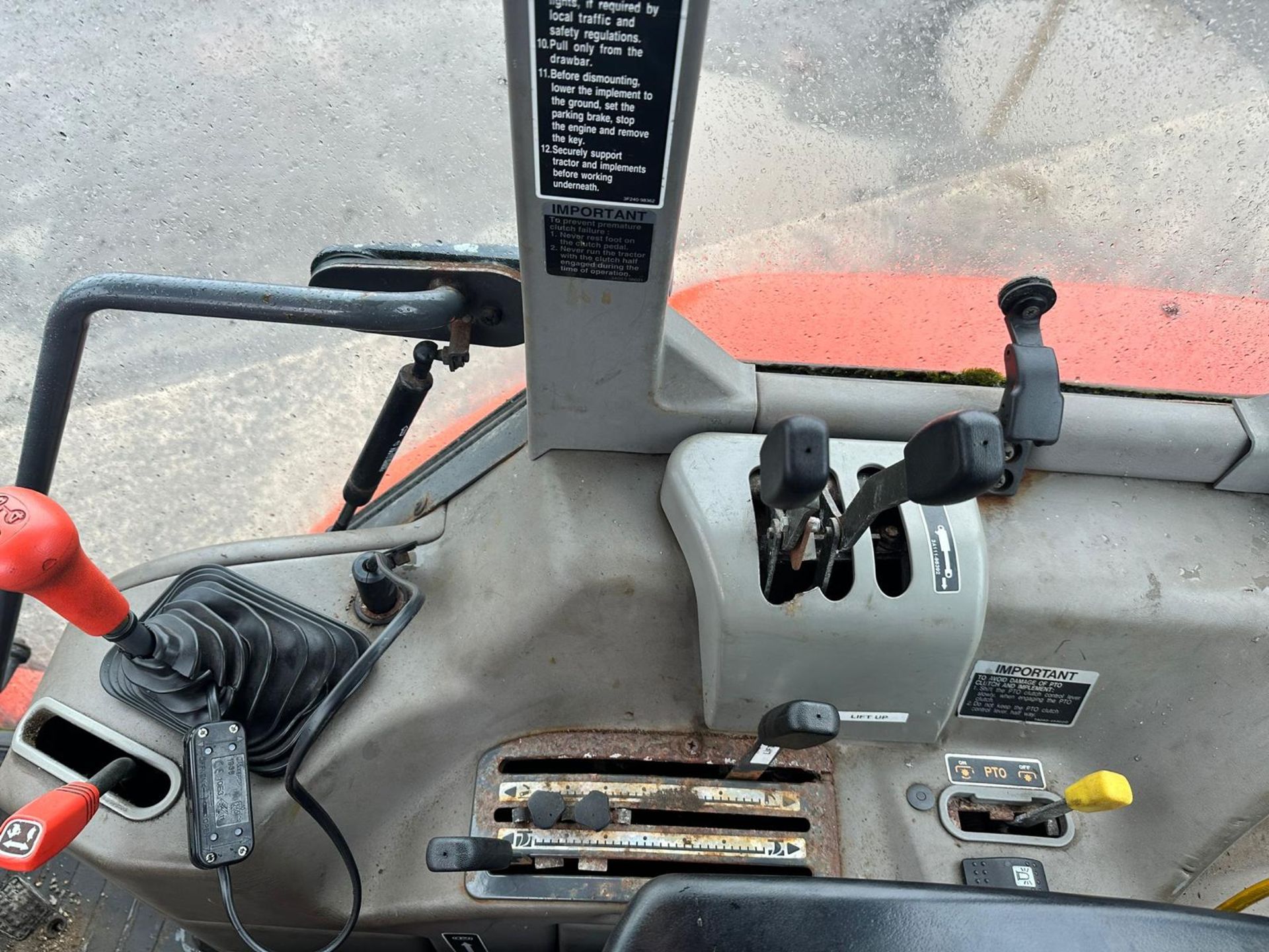 56 Reg. Kubota ME5700 4WD Tractor With Front Loader And Bucket *PLUS VAT* - Image 11 of 29