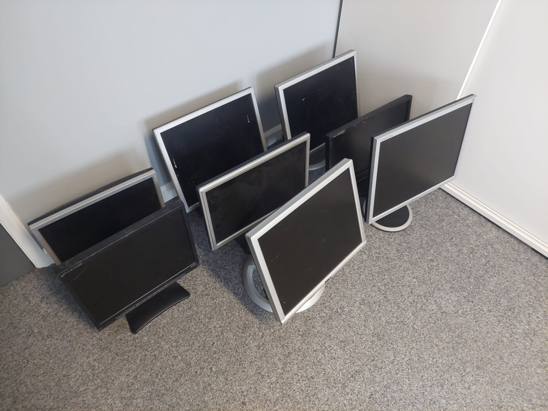 8x Broken LCD Monitors, Varying Manufacturers, No Reserve *NO VAT*