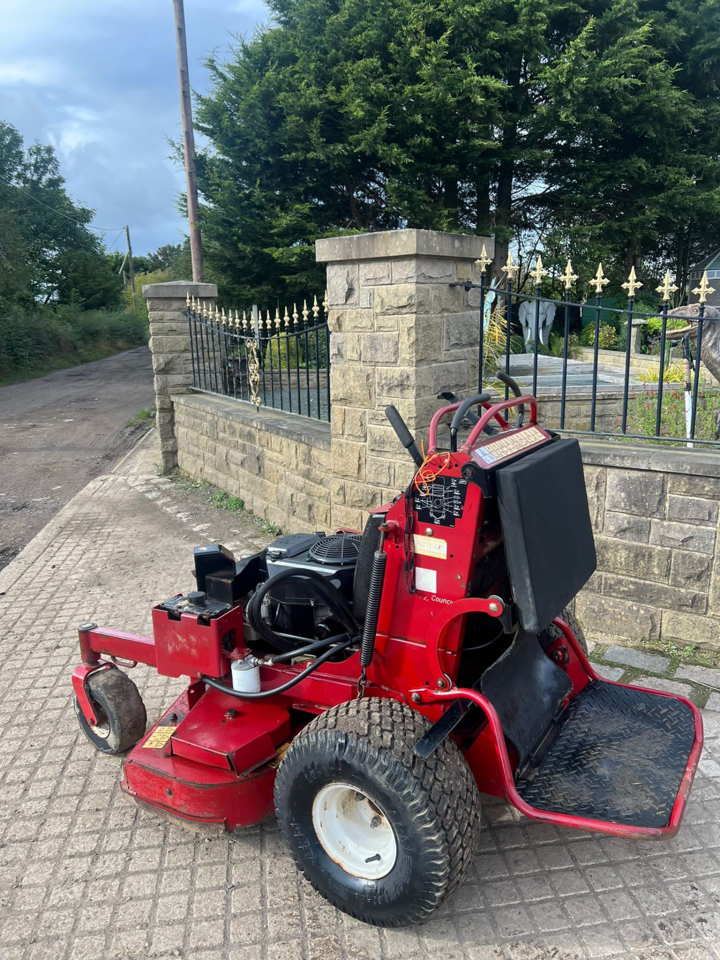 2013 TORO GRANDSTAND 48 STAND ON MOWER *PLUS VAT* - Image 5 of 10