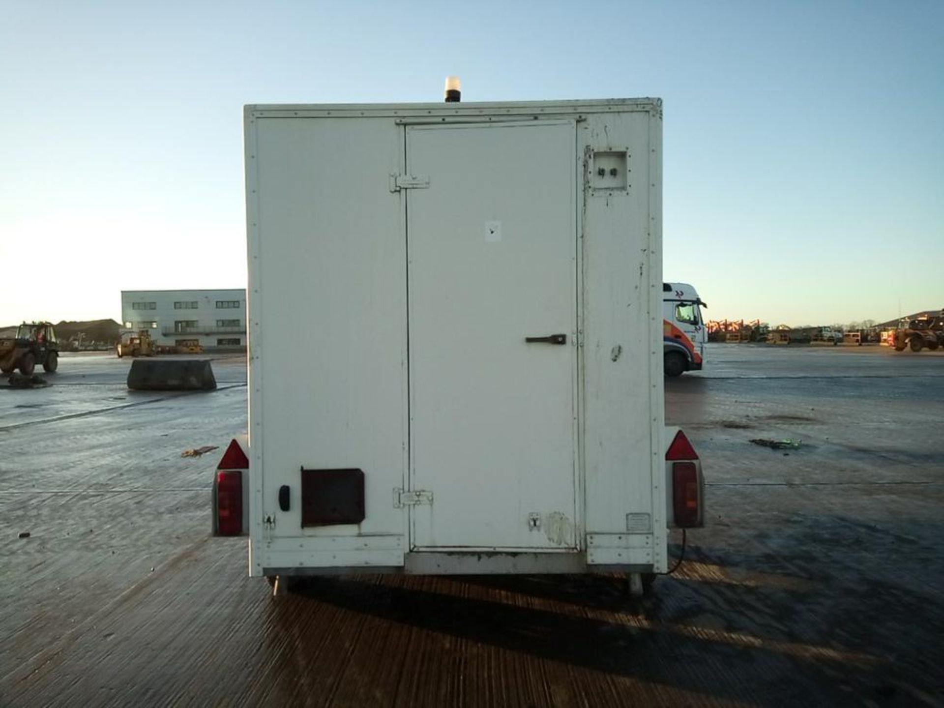 BANBURY TRAILERS 2 TON TWIN AXLE BOX TRAILER, SIDE AND REAR DOOR *PLUS VAT* - Image 4 of 7