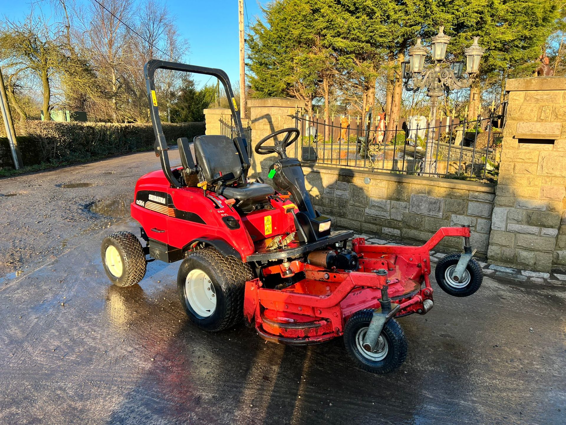 SHIBAURA CM364 4x4 RIDE ON MOWER, RUNS DRIVES AND CUTS, SHOWING 4189 HOURS *PLUS VAT* - Image 2 of 13