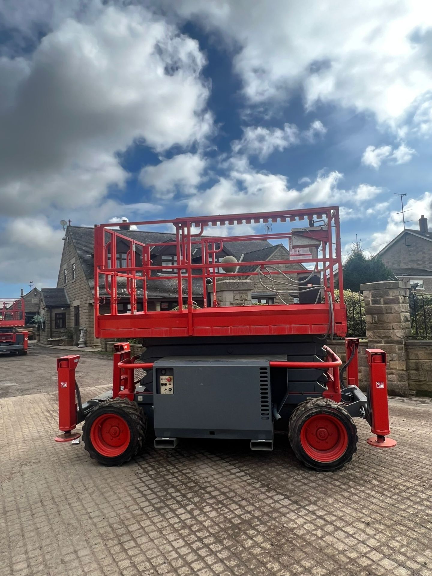 2011 SKYJACK SJ6832RT 4WD ROUGH TERRAIN SCISSOR LIFT *PLUS VAT* - Image 3 of 15