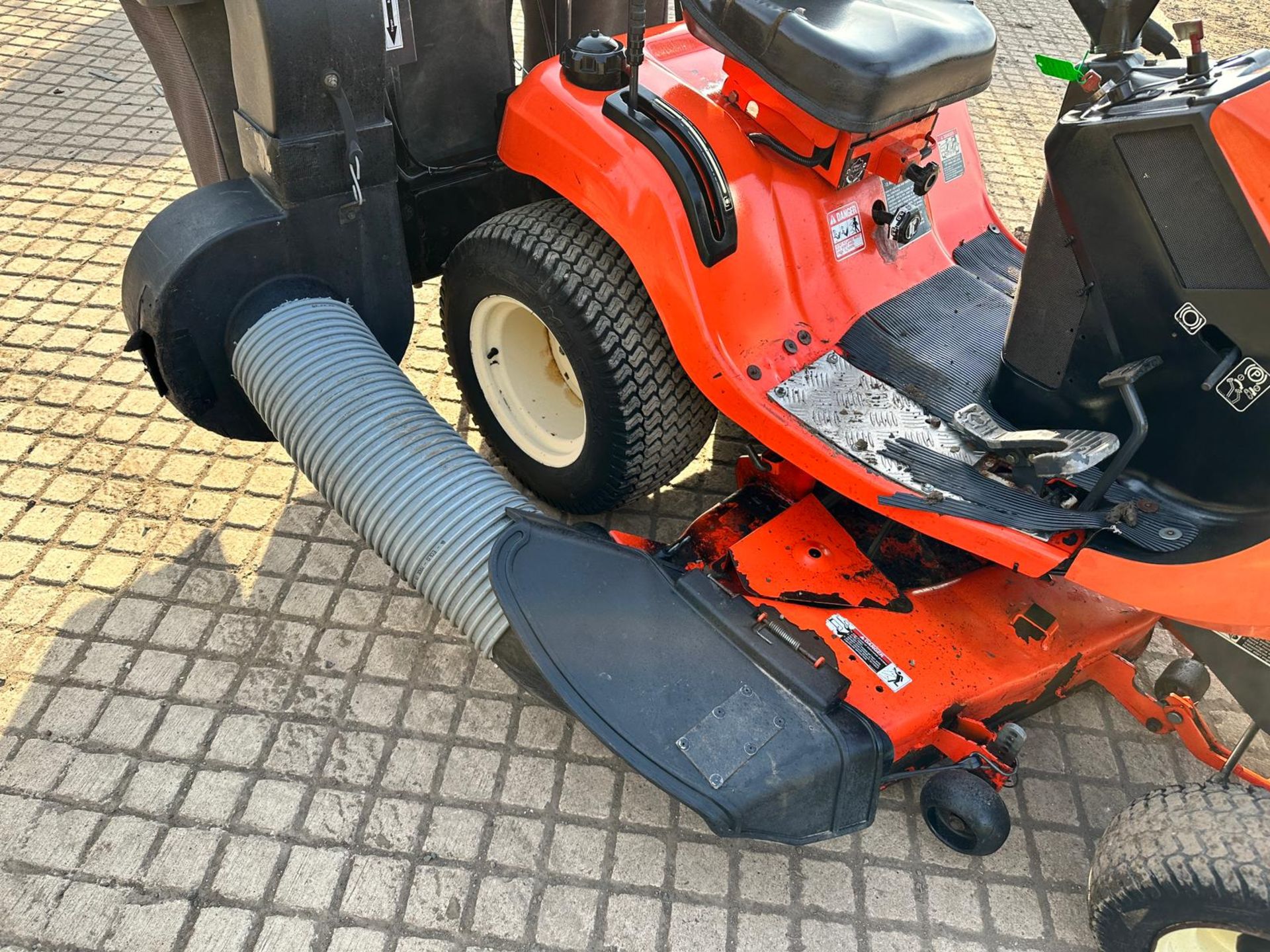 KUBOTA G2160 DIESEL RIDE ON MOWER WITH REAR COLLECTOR *PLUS VAT* - Image 10 of 15