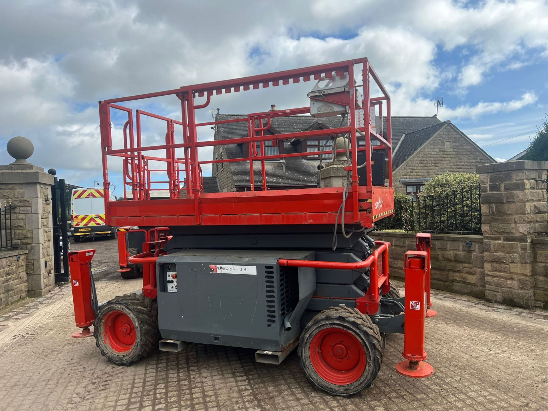 2011 SKYJACK SJ6832RT 4WD ROUGH TERRAIN SCISSOR LIFT *PLUS VAT* - Image 4 of 15