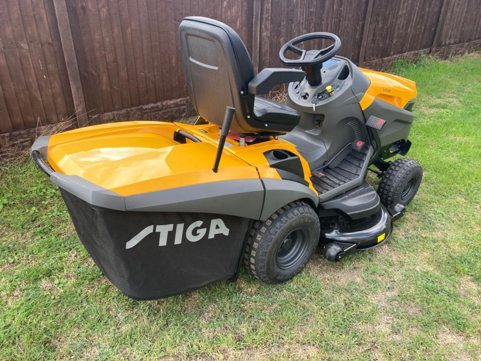 BRAND NEW STIGA ESTATE 9122W, 48î cut, rear collection, hydrostatic drive *PLUS VAT*