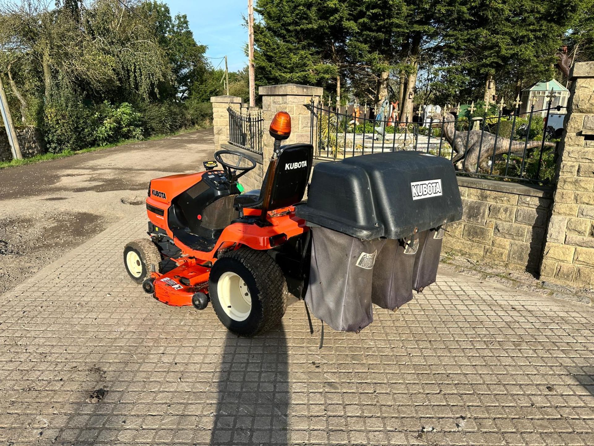 KUBOTA G2160 DIESEL RIDE ON MOWER WITH REAR COLLECTOR *PLUS VAT* - Image 4 of 15