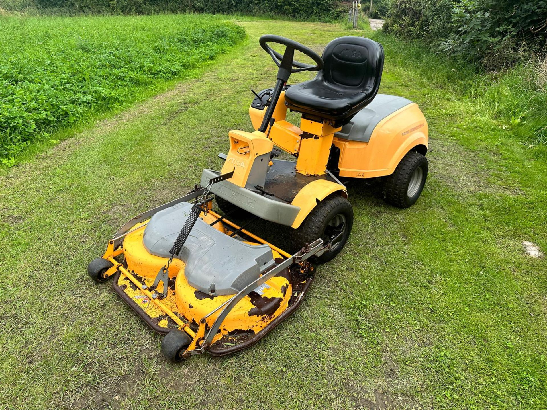 STIGA PARK PRESTIGE 4WD OUTFRONT RIDE ON MOWER *PLUS VAT*