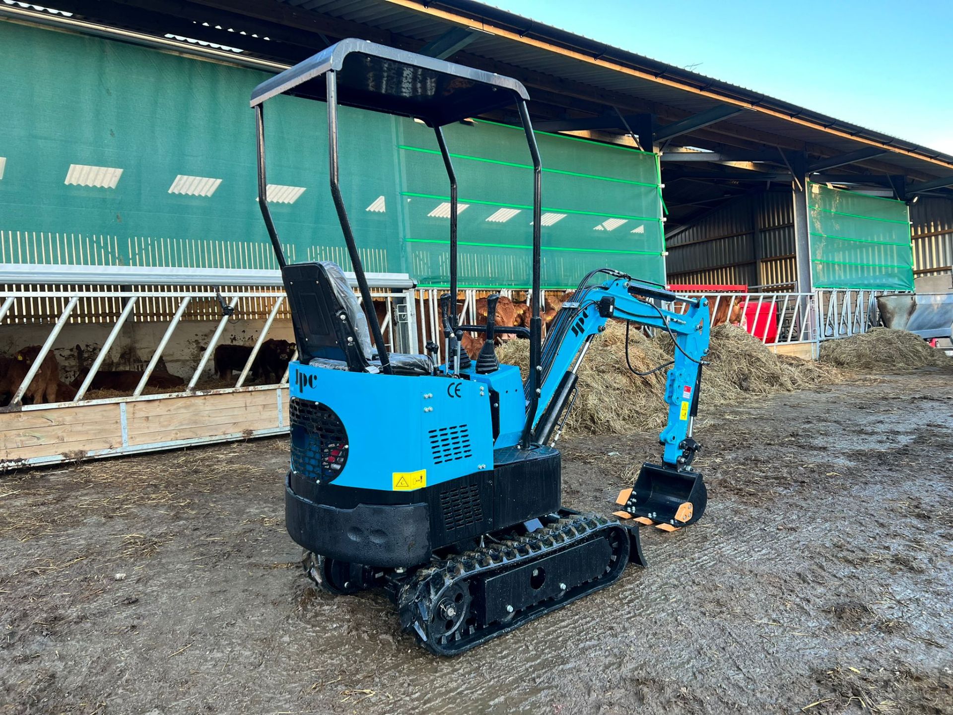 UNUSED JPC HT12 1 TON MINI DIGGER, RUNS DRIVES AND DIGS, PIPED FOR FRONT ATTACHMENTS - Image 6 of 11