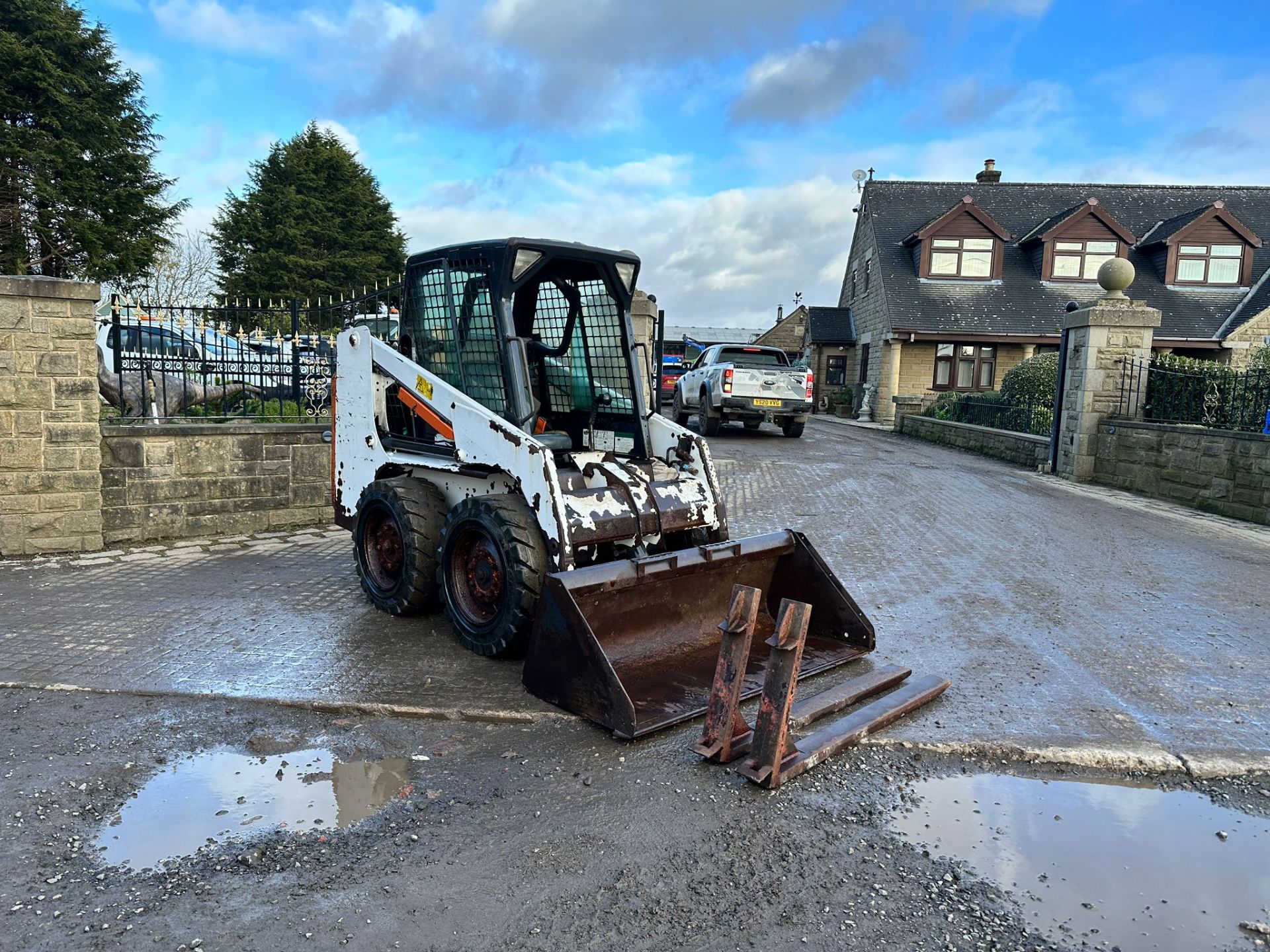 BOBCAT 753 WHEELED SKIDSTEER LOADER WITH BUCKET AND PALLET FORKS *PLUS VAT*