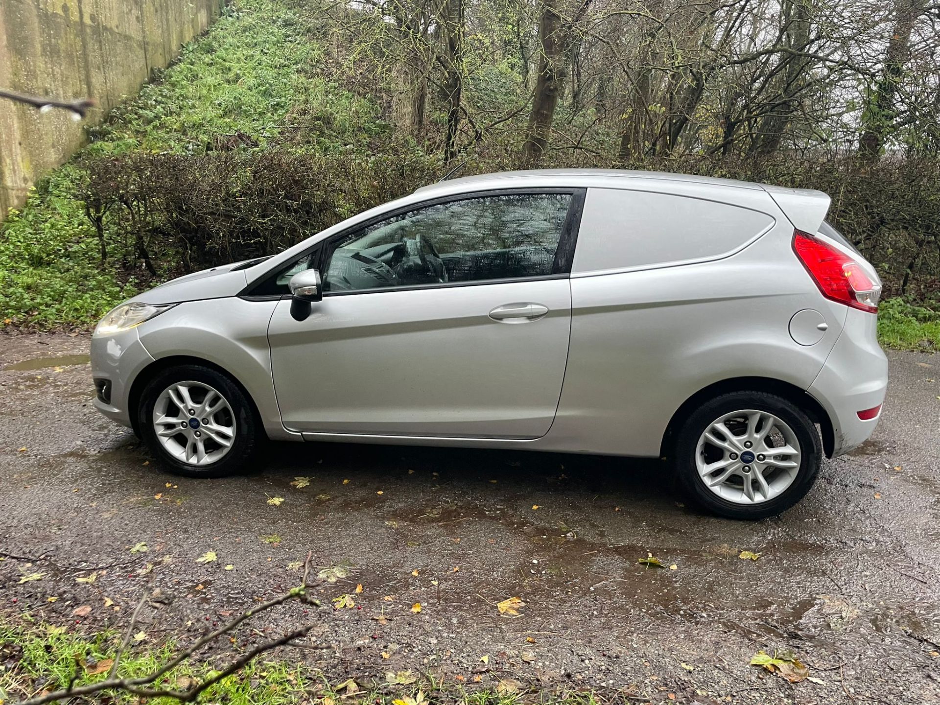 2013 FORD FIESTA ECONETIC TECH TDCI SILVER CAR DERIVED VAN *NO VAT* - Image 4 of 15