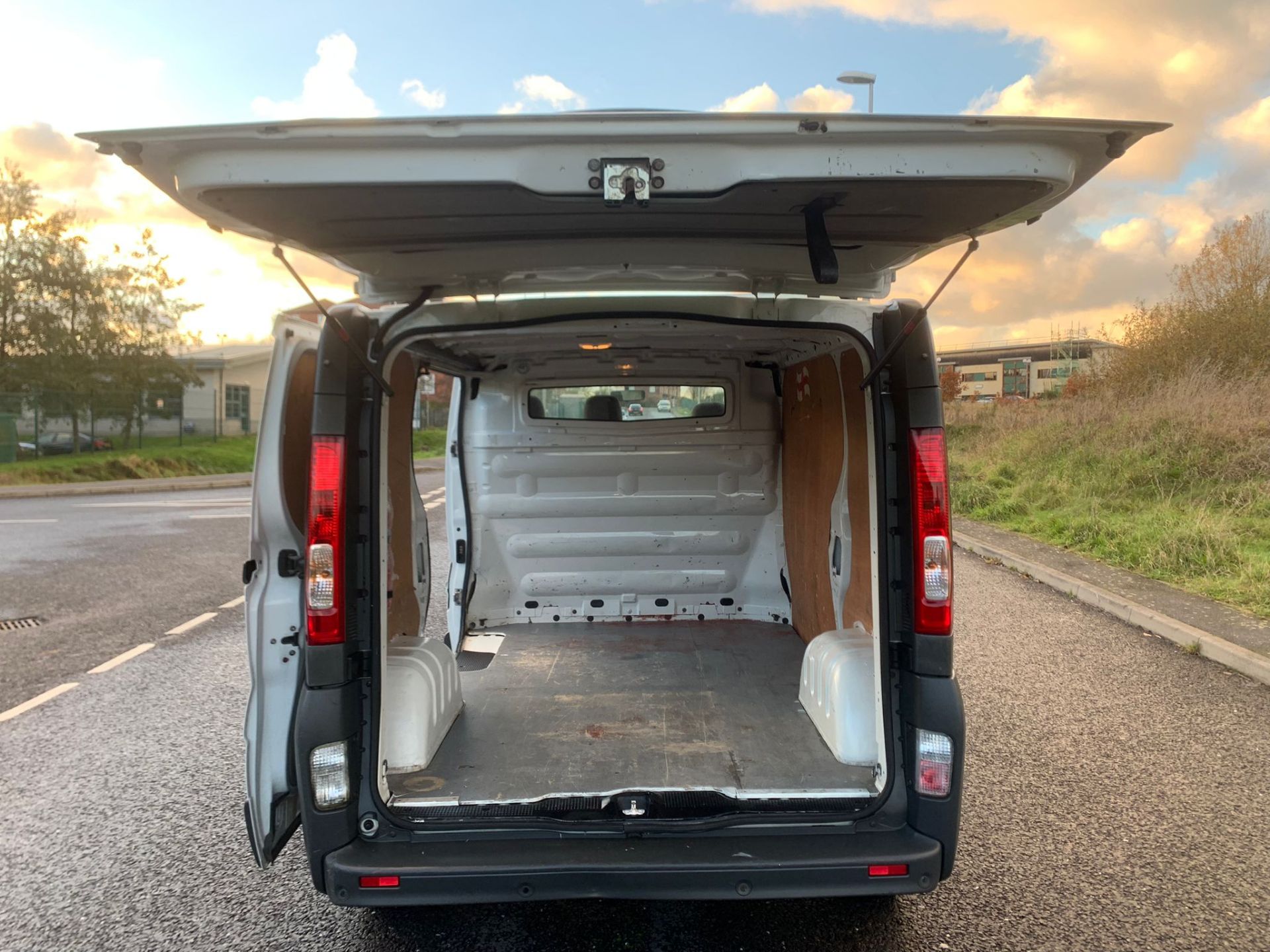 2011/61 REG RENAULT TRAFIC SL29 DCI 115 2.0 DIESEL WHITE PANEL VAN, SHOWING 1 FORMER KEEPER *NO VAT* - Image 10 of 25