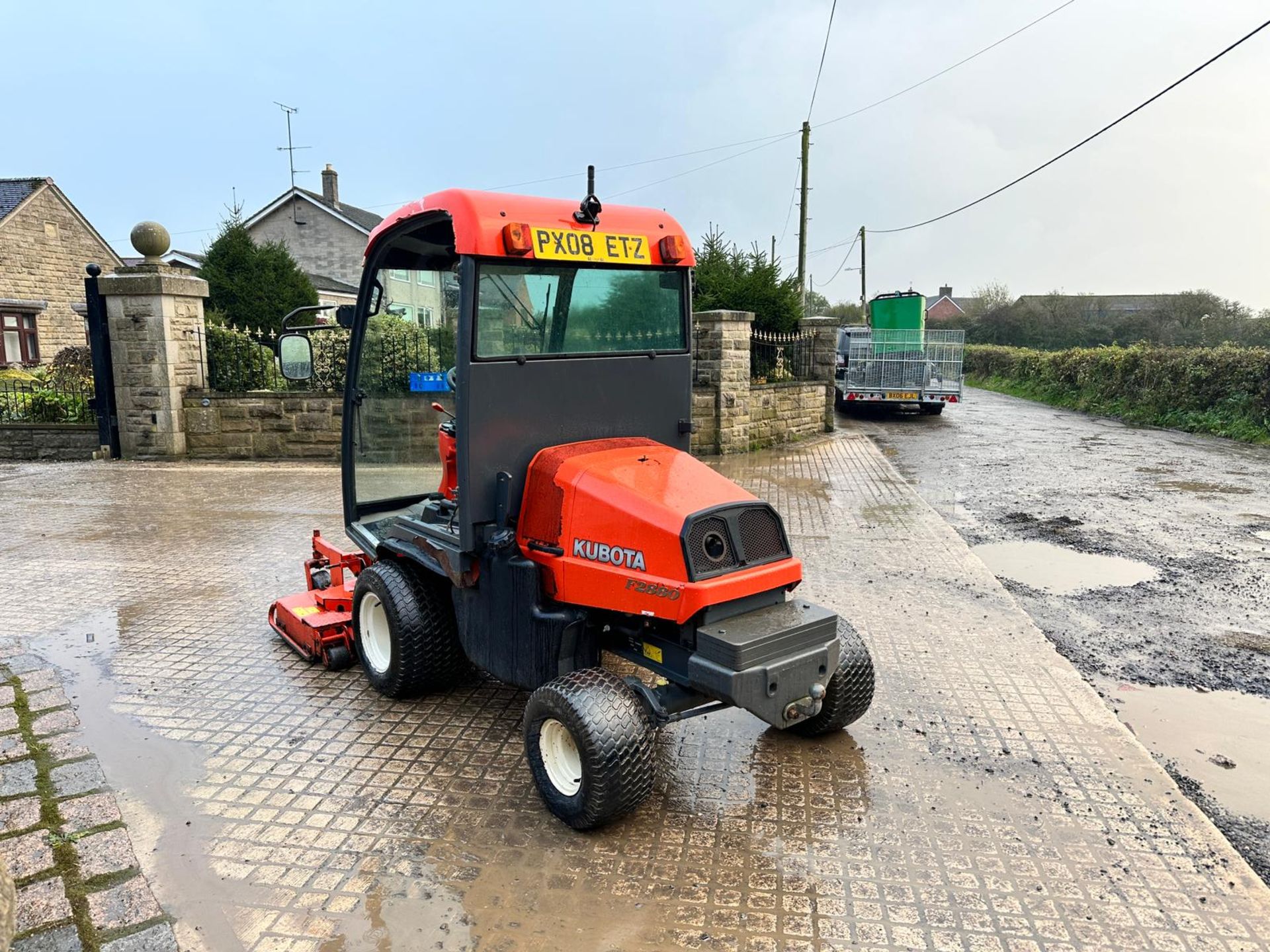 KUBOTA F2880 4WD OUTFRONT RIDE ON MOWER WITH CAB *PLUS VAT* - Image 3 of 15