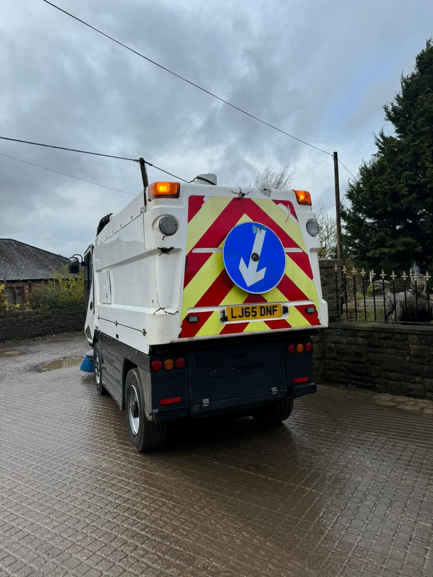 2015 JOHNSTON CX400 MID RANGE ROAD SWEEPER HIGH TIP *PLUS VAT* - Image 6 of 13