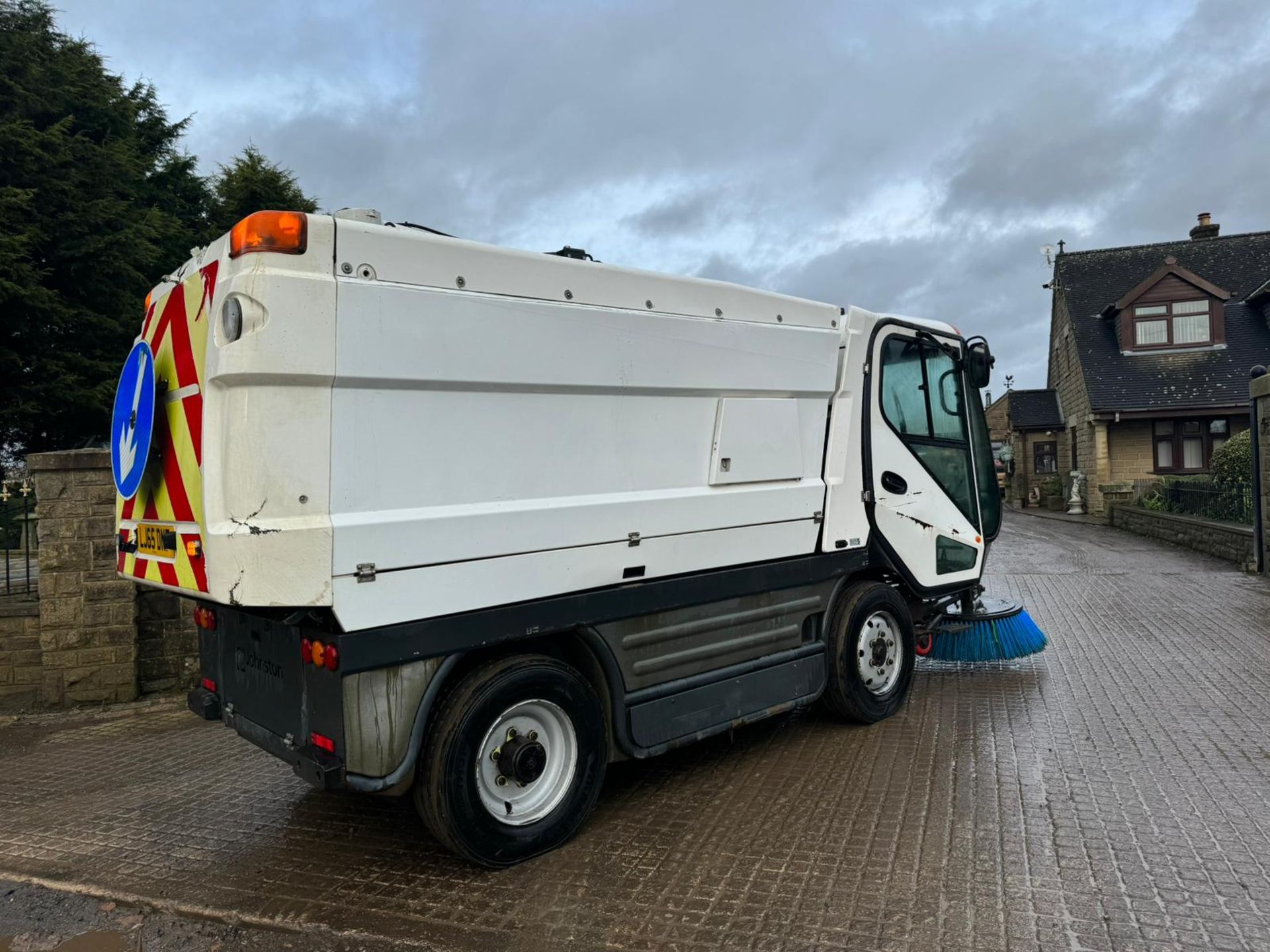 2015 JOHNSTON CX400 MID RANGE ROAD SWEEPER HIGH TIP *PLUS VAT* - Image 8 of 13