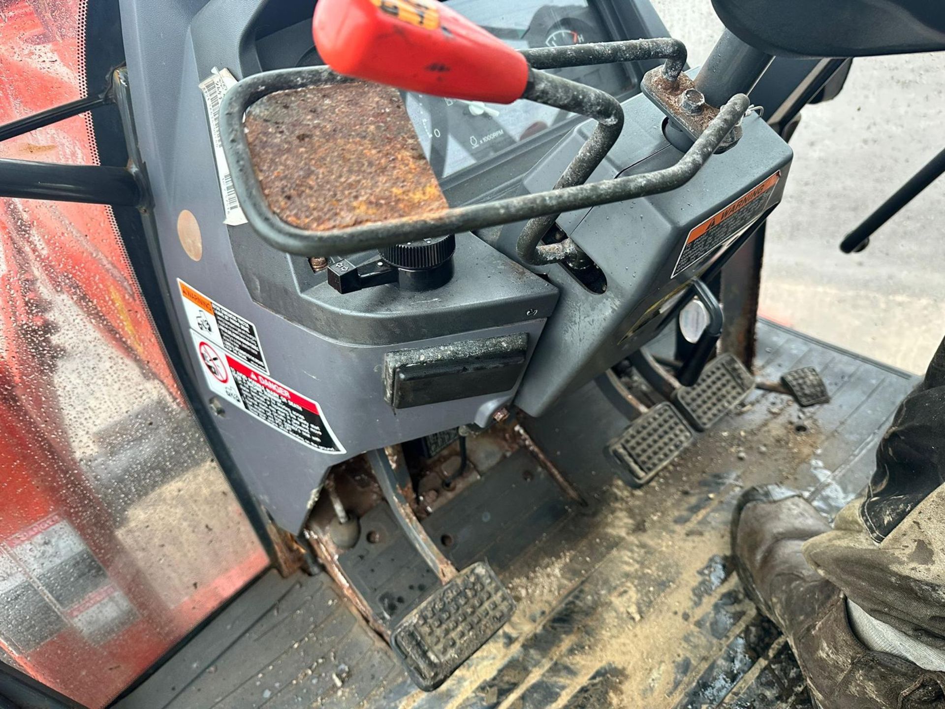 56 Reg. Kubota ME5700 4WD Tractor With Front Loader And Bucket *PLUS VAT* - Image 12 of 29