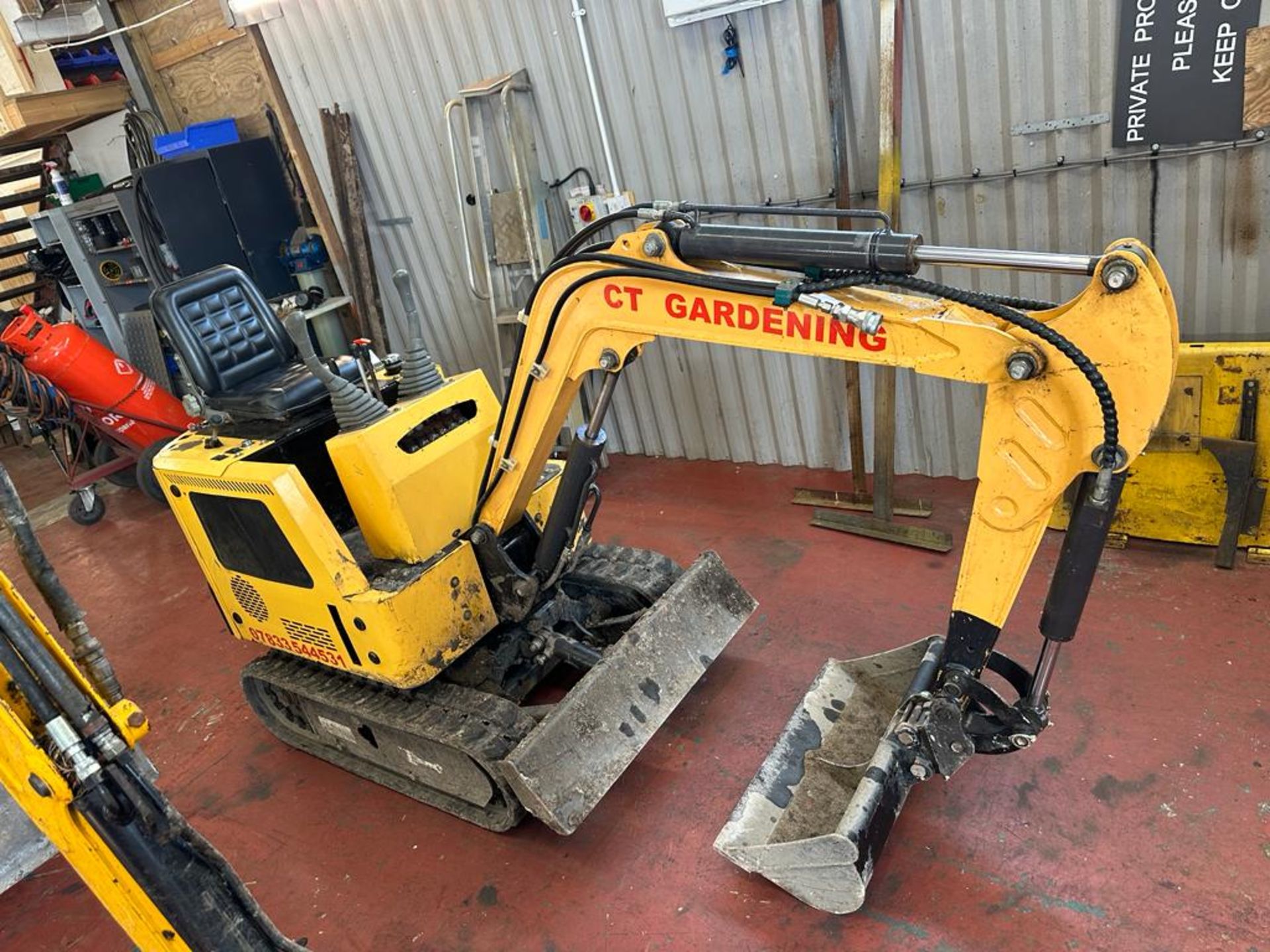 Rhino Mini Digger c/w 2 Buckets *NO VAT*