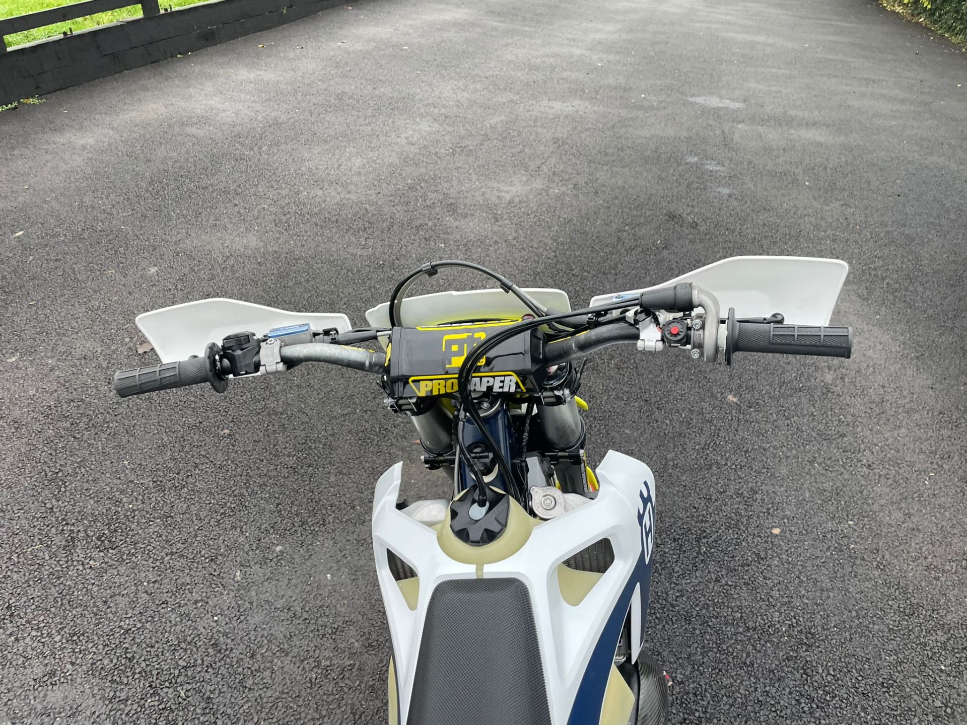 2020 HUSQVARNA TE 300i 2021 WHITE MOTORCYCLE *NO VAT* - Image 9 of 10