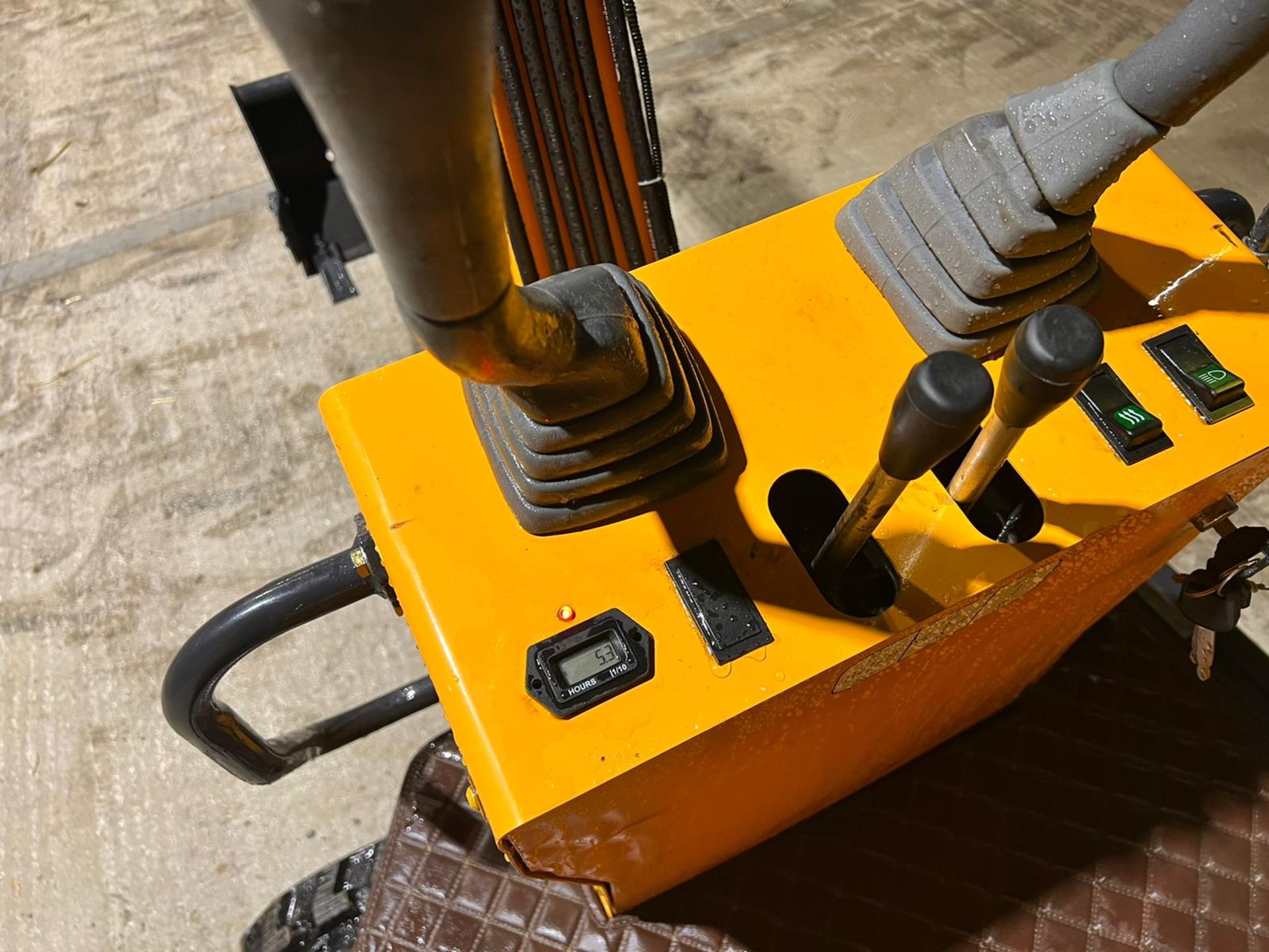 UNUSED ATTACK AT10 1 TON DIESEL MINI DIGGER, RUNS DRIVES AND DIGS, CANOPY *PLUS VAT* - Image 10 of 14