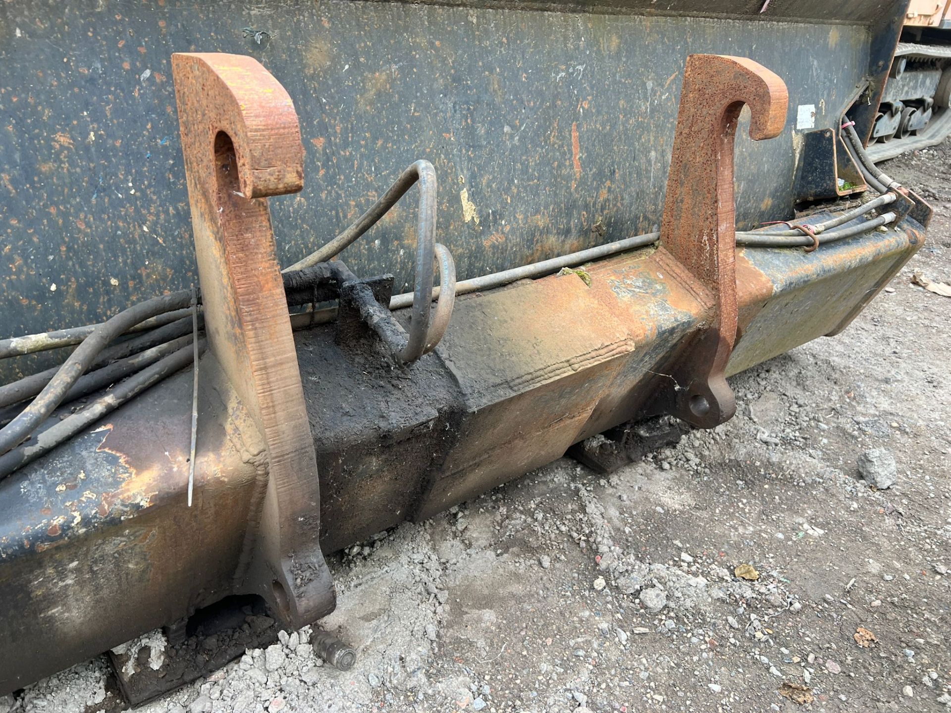 Hydraulic High Tip Bucket *PLUS VAT* - Image 5 of 8