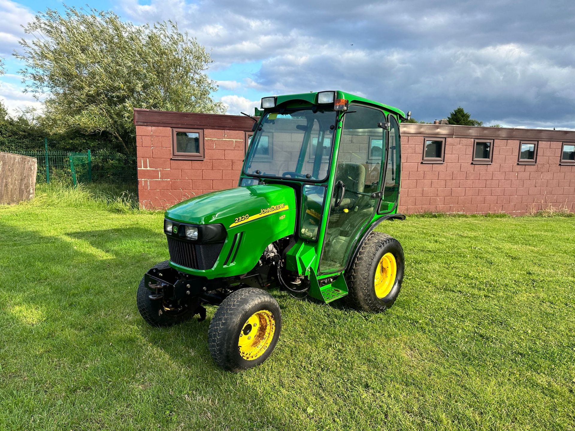 JOHN DEERE 2320 23HP 4WD COMPACT TRACTOR *PLUS VAT* - Image 2 of 17