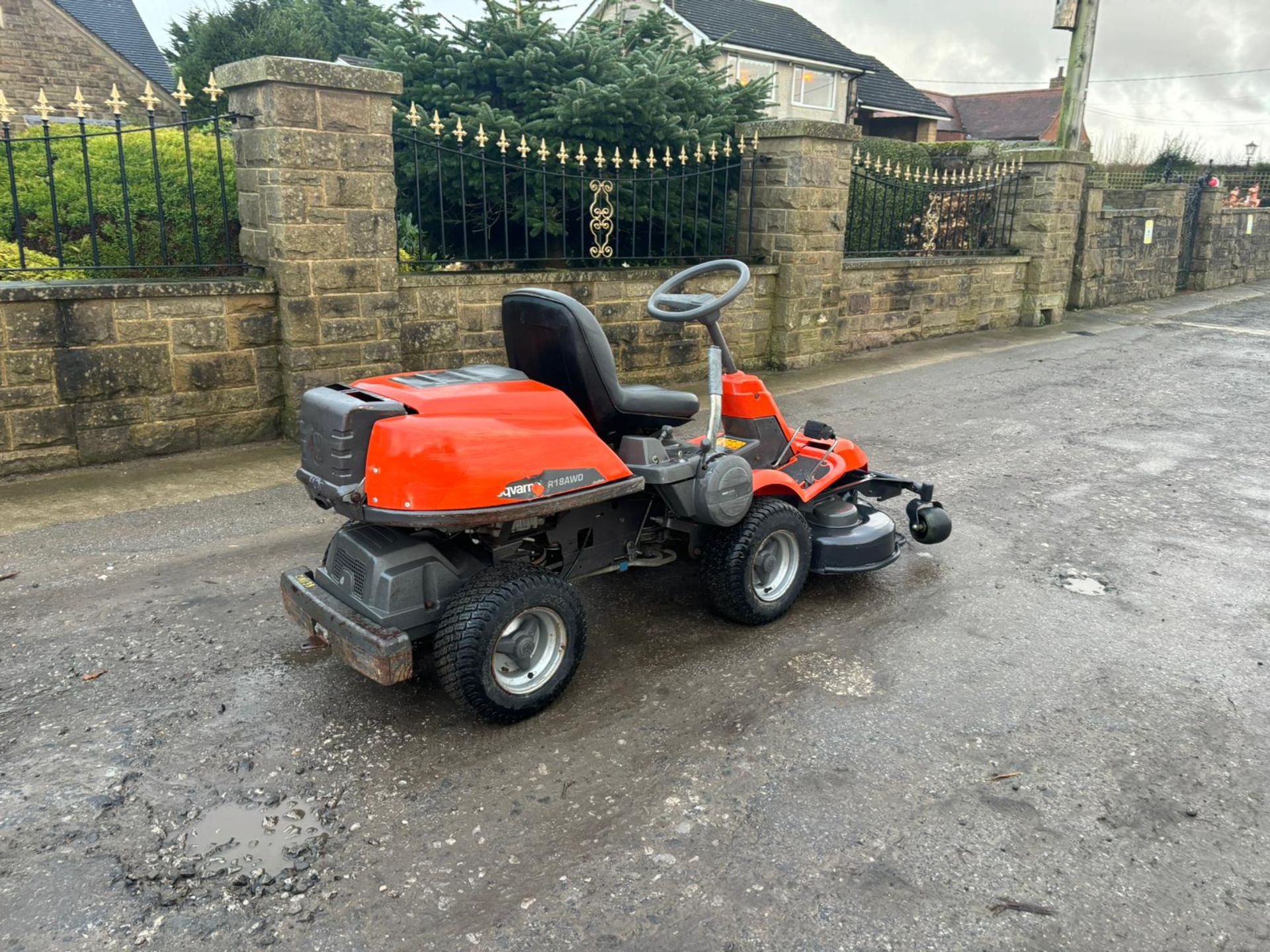 HUSQVARNA R18 AWD OUTFRONT RIDE ON LAWN MOWER *PLUS VAT* - Image 11 of 18