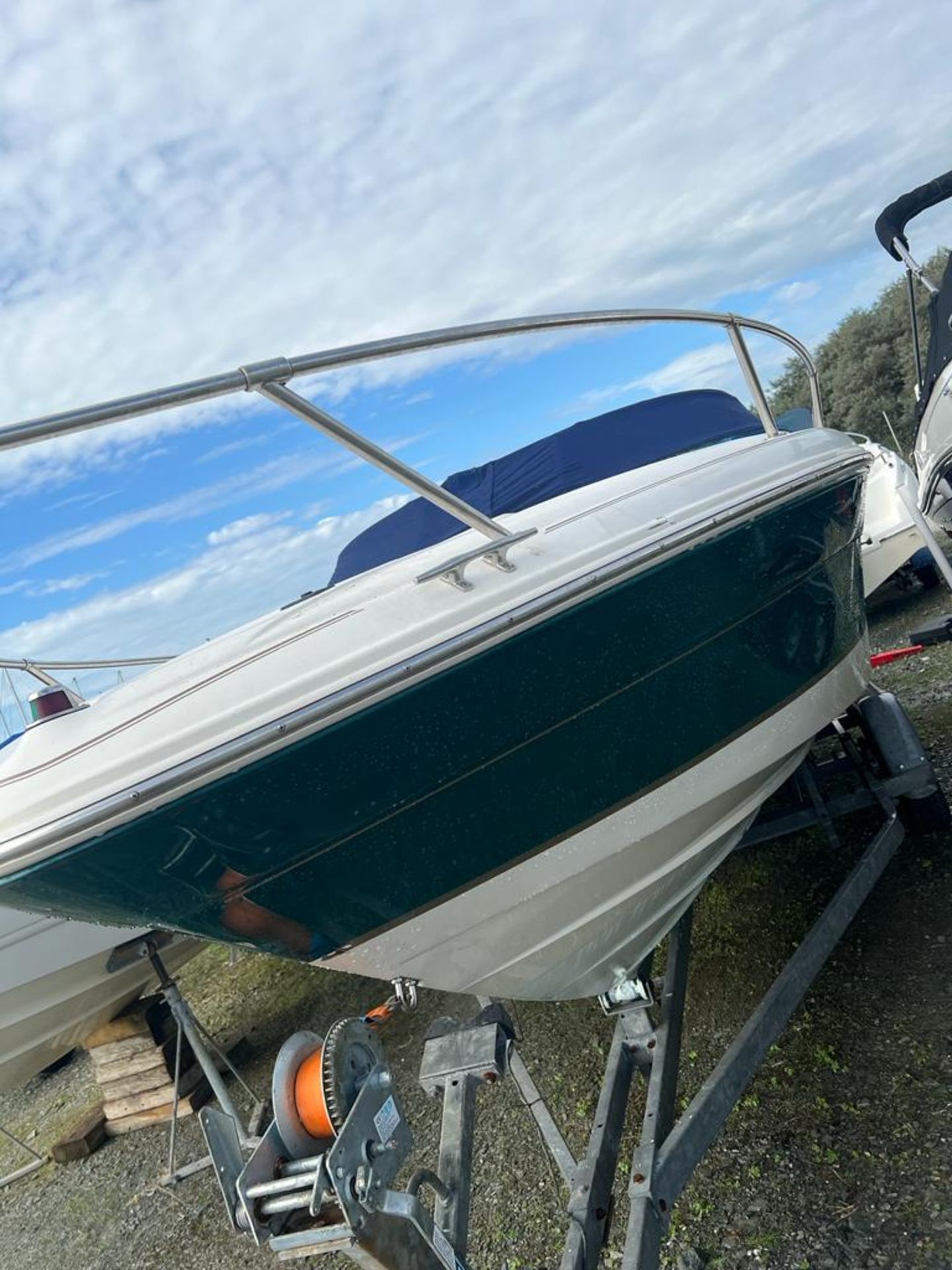 2001 Sea Ray 230 overnighter 5.7 V8 MerCruiser Inboard *NO VAT* - Image 6 of 27