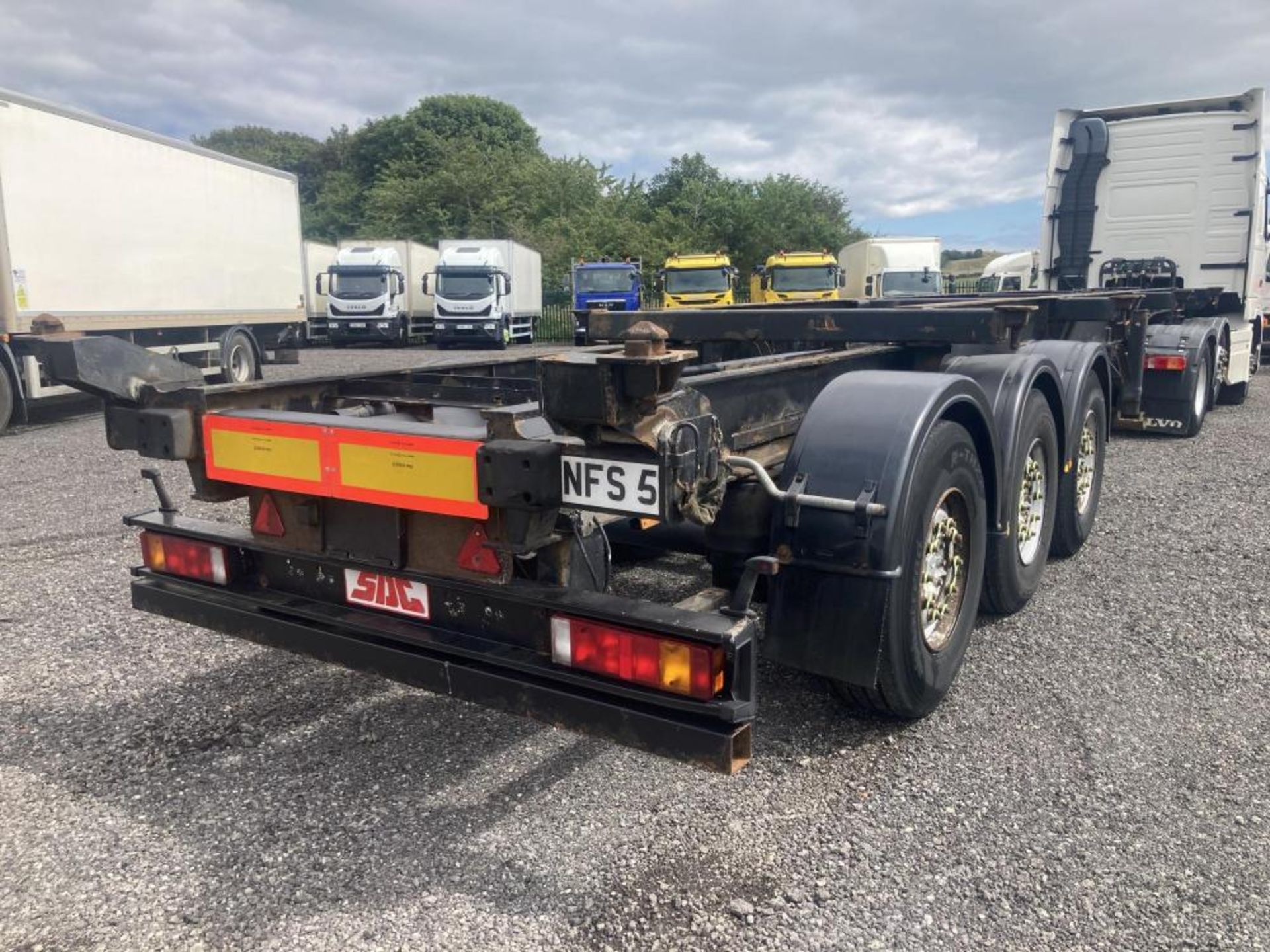 2007 SDC TRI AXLE SLIDING SKELLY TRAILES ON MERCEDES AXLES *PLUS VAT* - Image 2 of 10