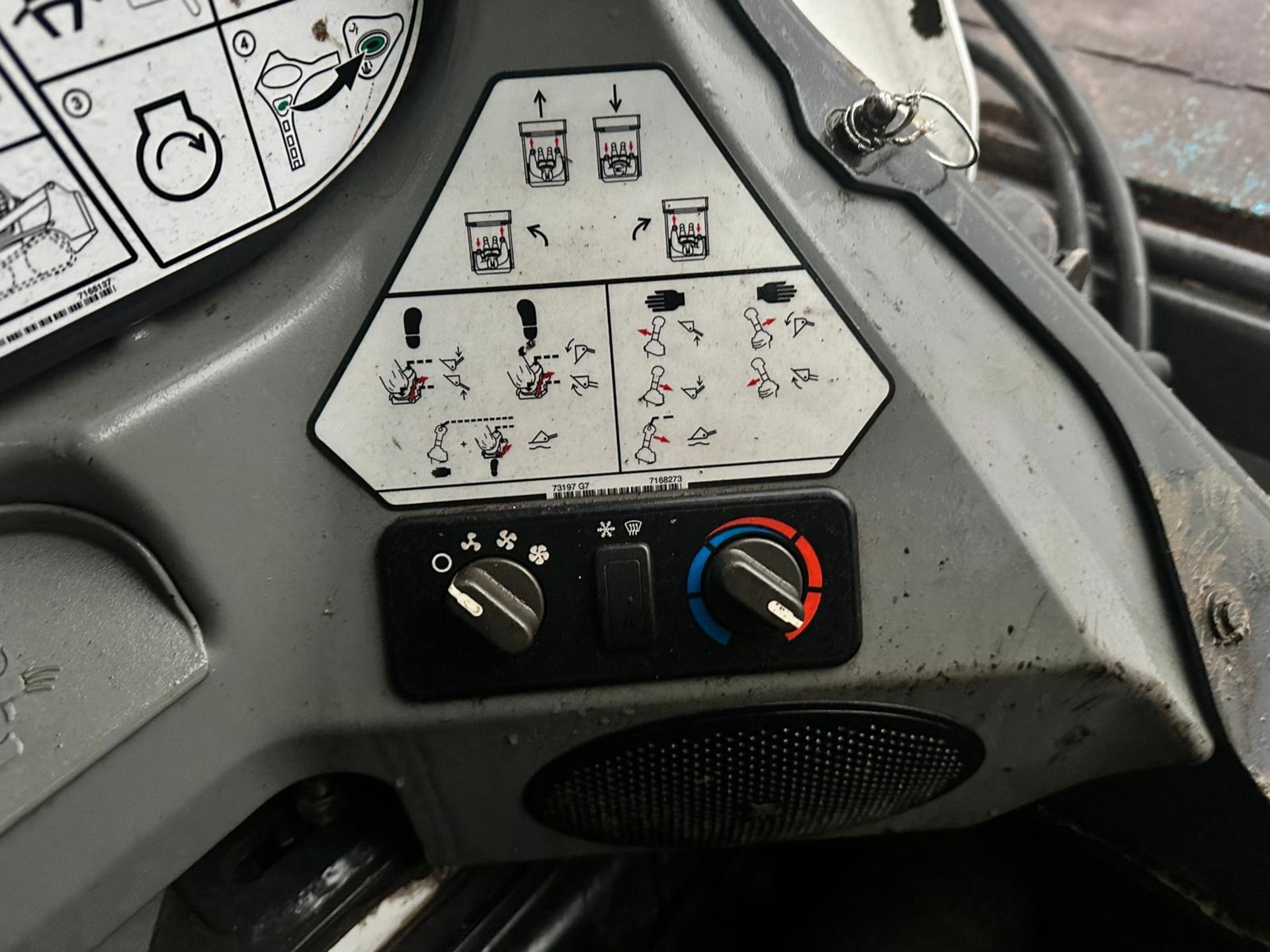 2019 BOBCAT S550 WHEELED SKIDSTEER LOADER WITH 54” BOBCAT SWEEPER BUCKET *PLUS VAT* - Image 13 of 16