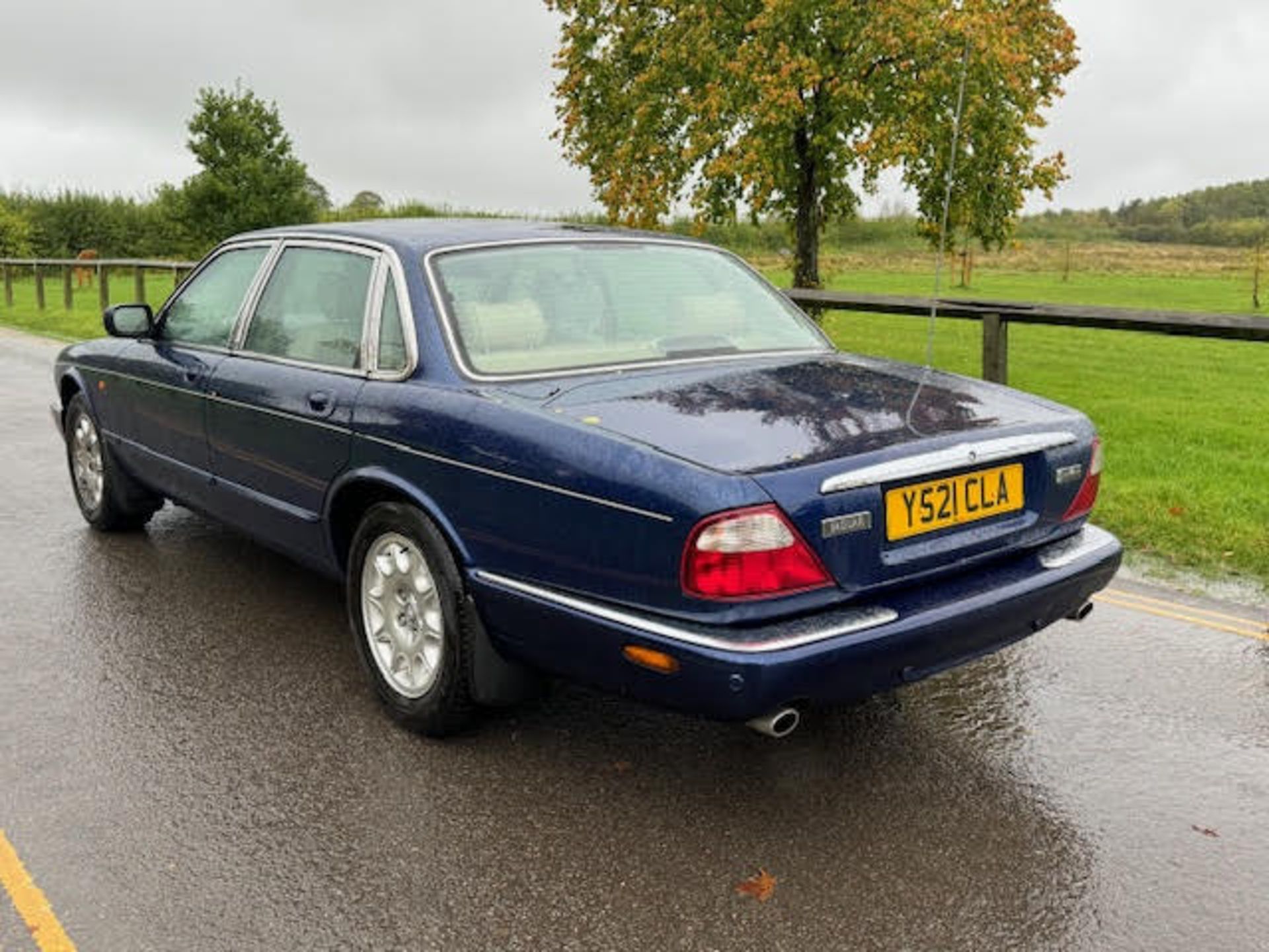 2001 JAGUAR XJ EXECUTIVE AUTO BLUE SALOON *NO VAT* - Image 5 of 11