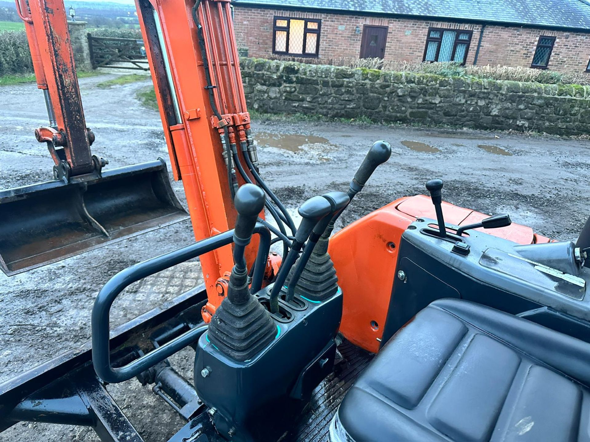 HITACHI EX20U MINI EXCAVATOR *PLUS VAT* - Image 13 of 20