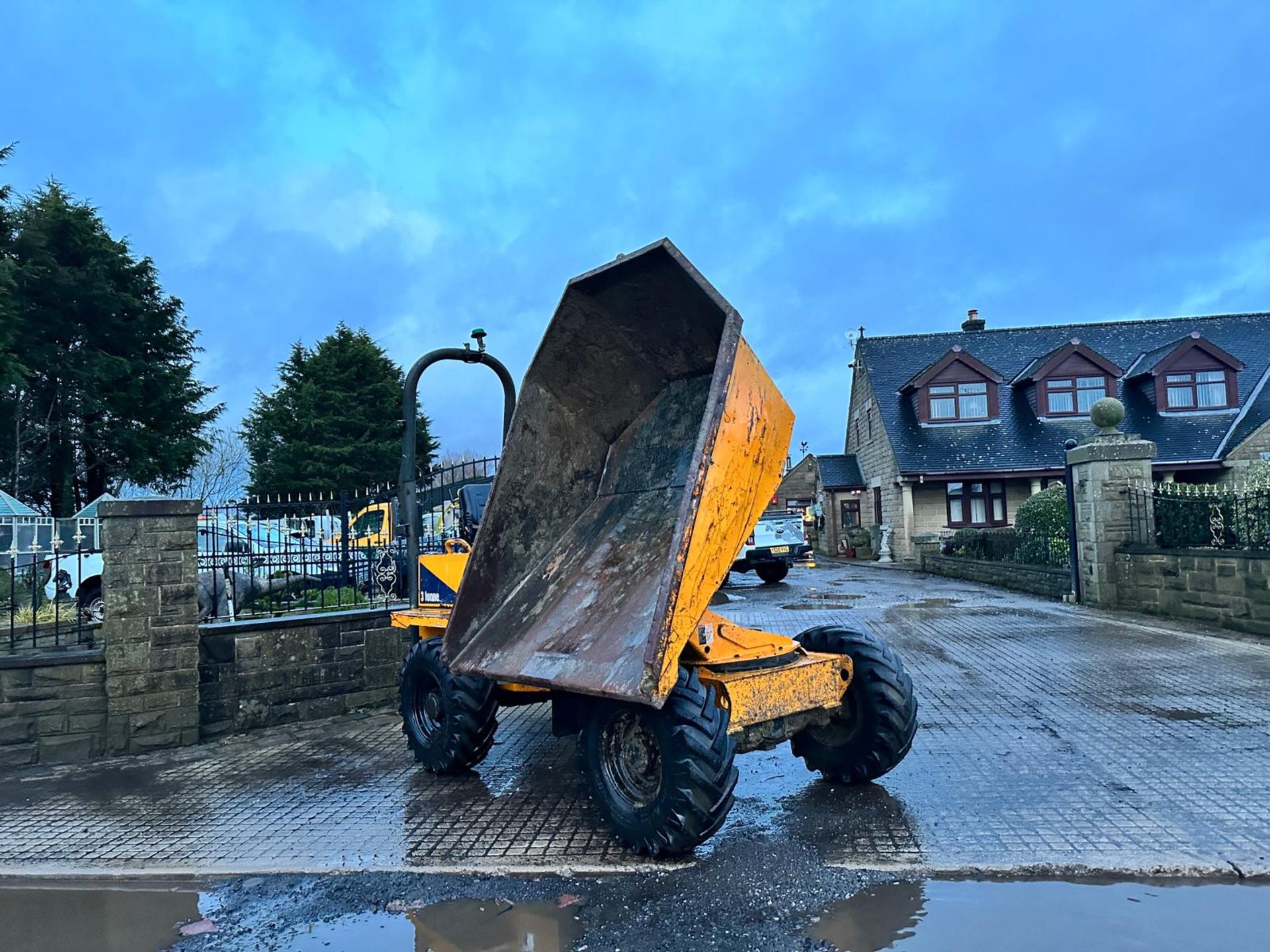 2010 THWAITES 3 TON SWIVEL SKIP DUMPER *PLUS VAT* - Image 7 of 16