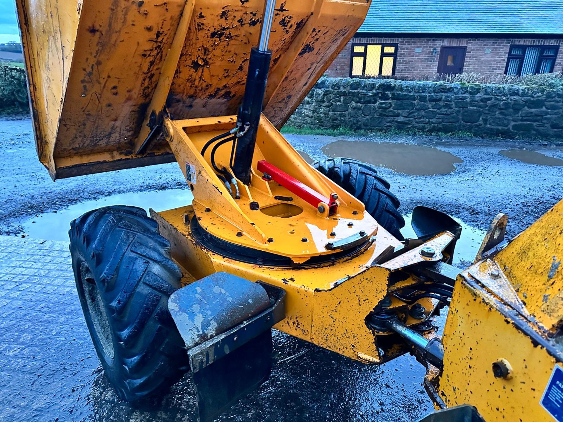 2010 THWAITES 3 TON SWIVEL SKIP DUMPER *PLUS VAT* - Image 10 of 16