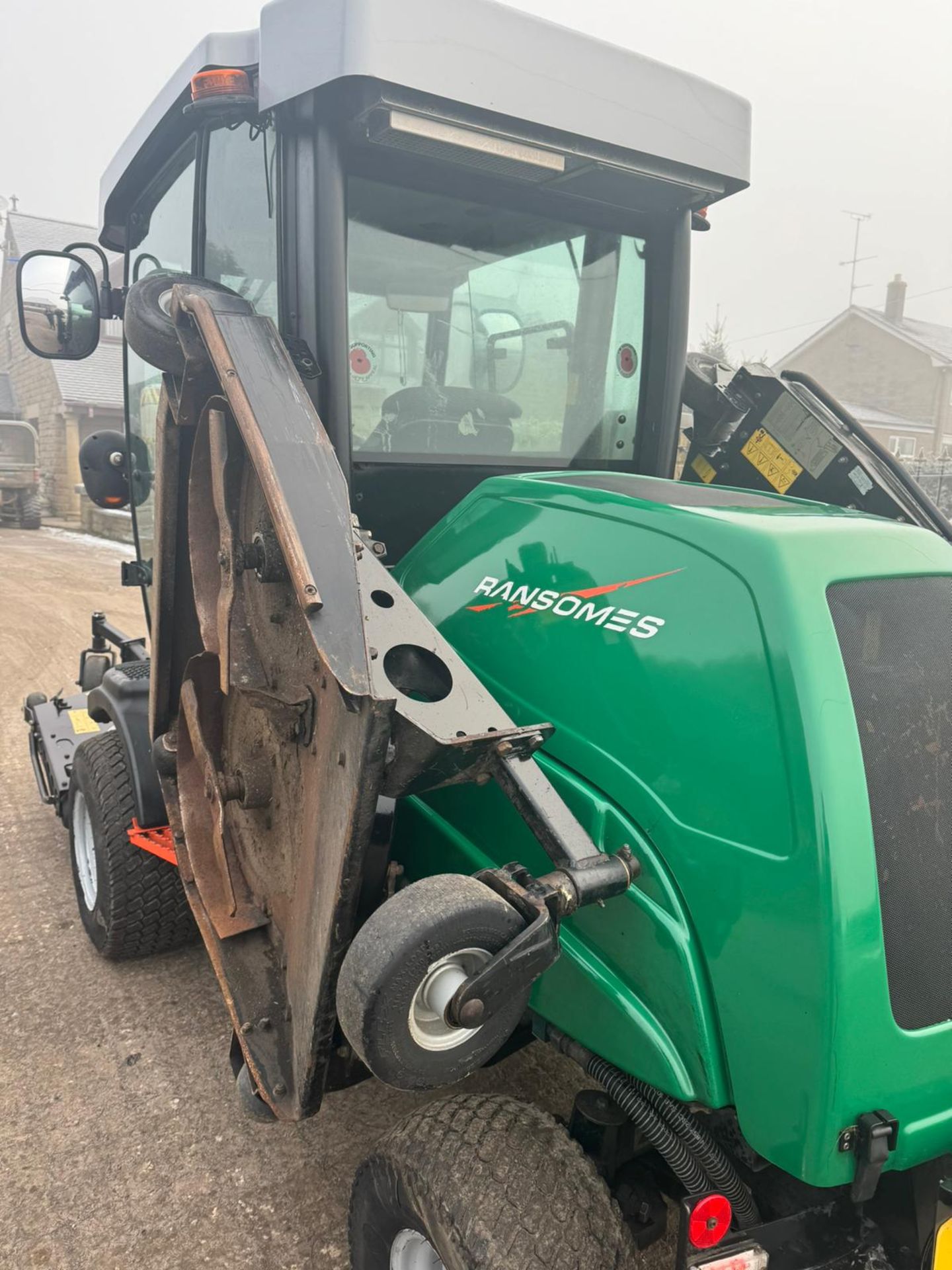 2016 RANSOMES RMP493 BATWING RIDE ON LAWN MOWER WITH FULL GLASS CAB *PLUS VAT* - Image 21 of 33