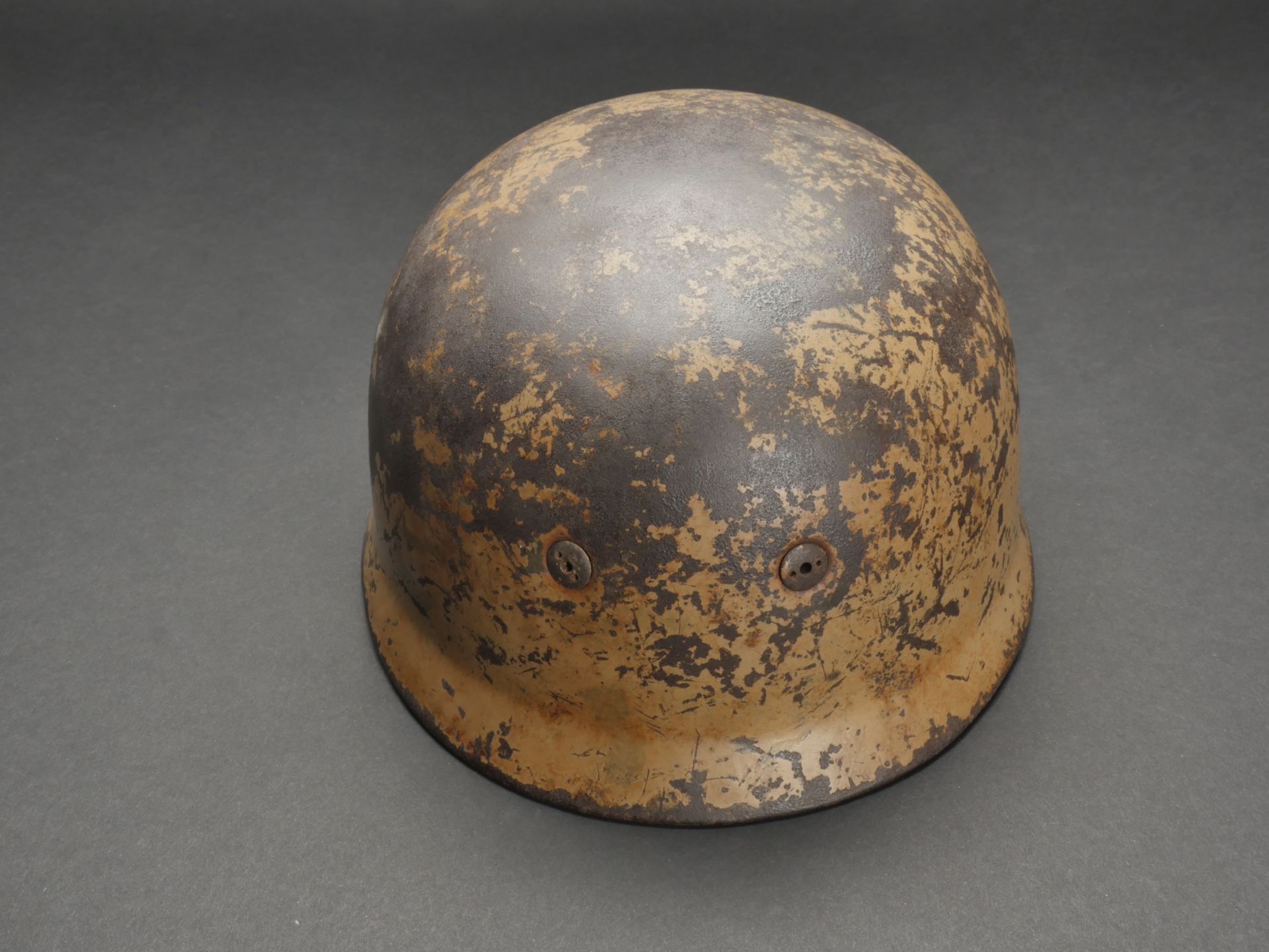 Casque de parachutiste camoufle. Camouflaged paratrooper helmet - Image 2 of 5