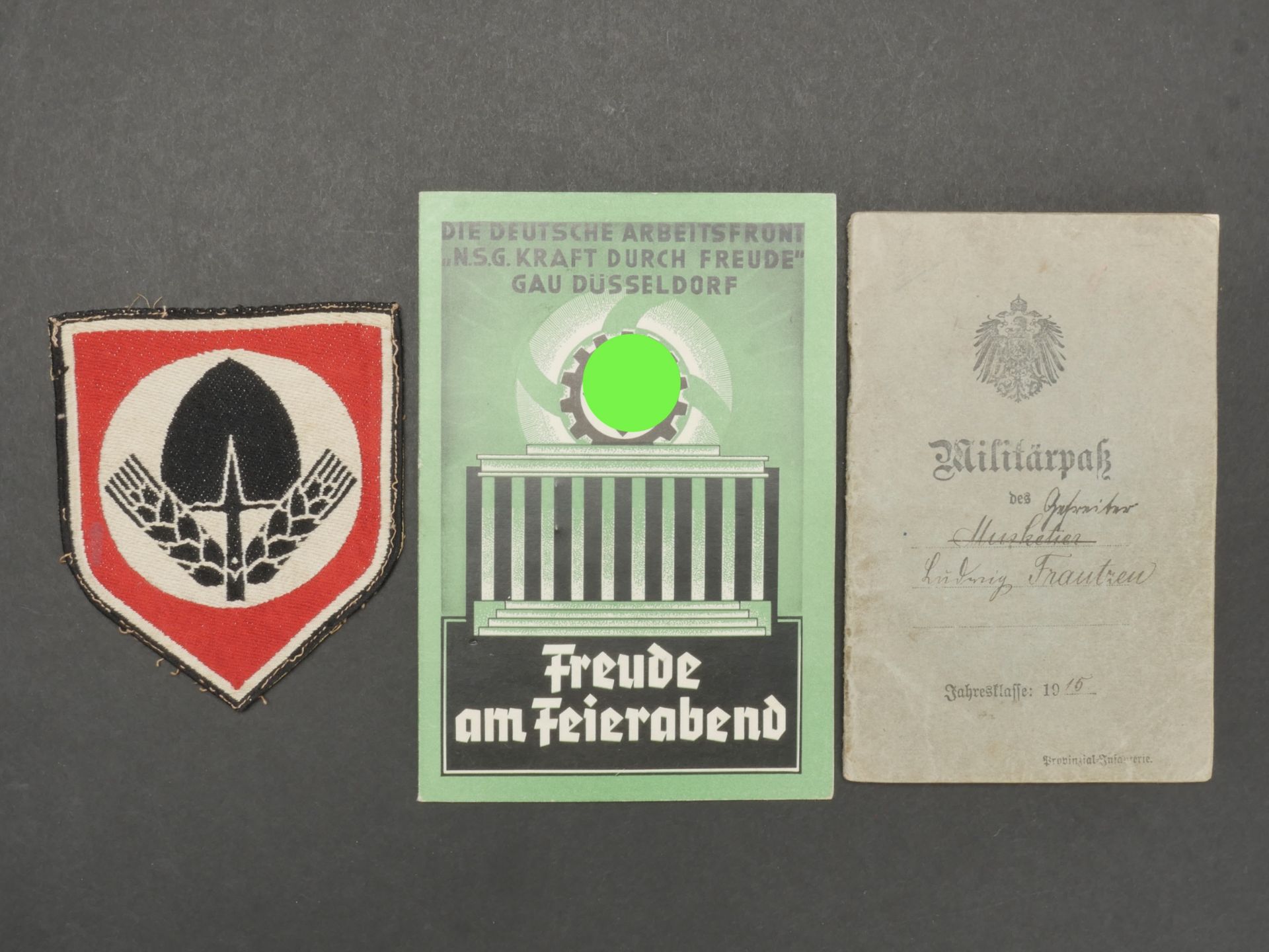 Livret et insigne du RAD. RAD booklet and insignia. 