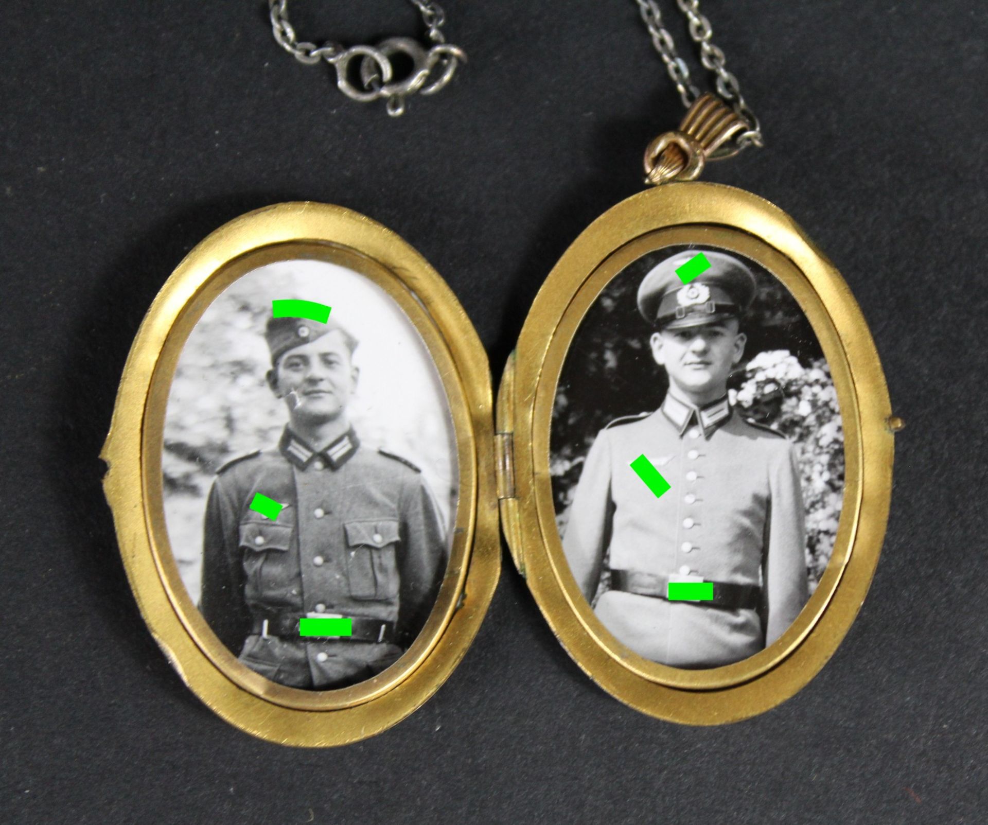 Medaillon souvenir. Souvenir locket.