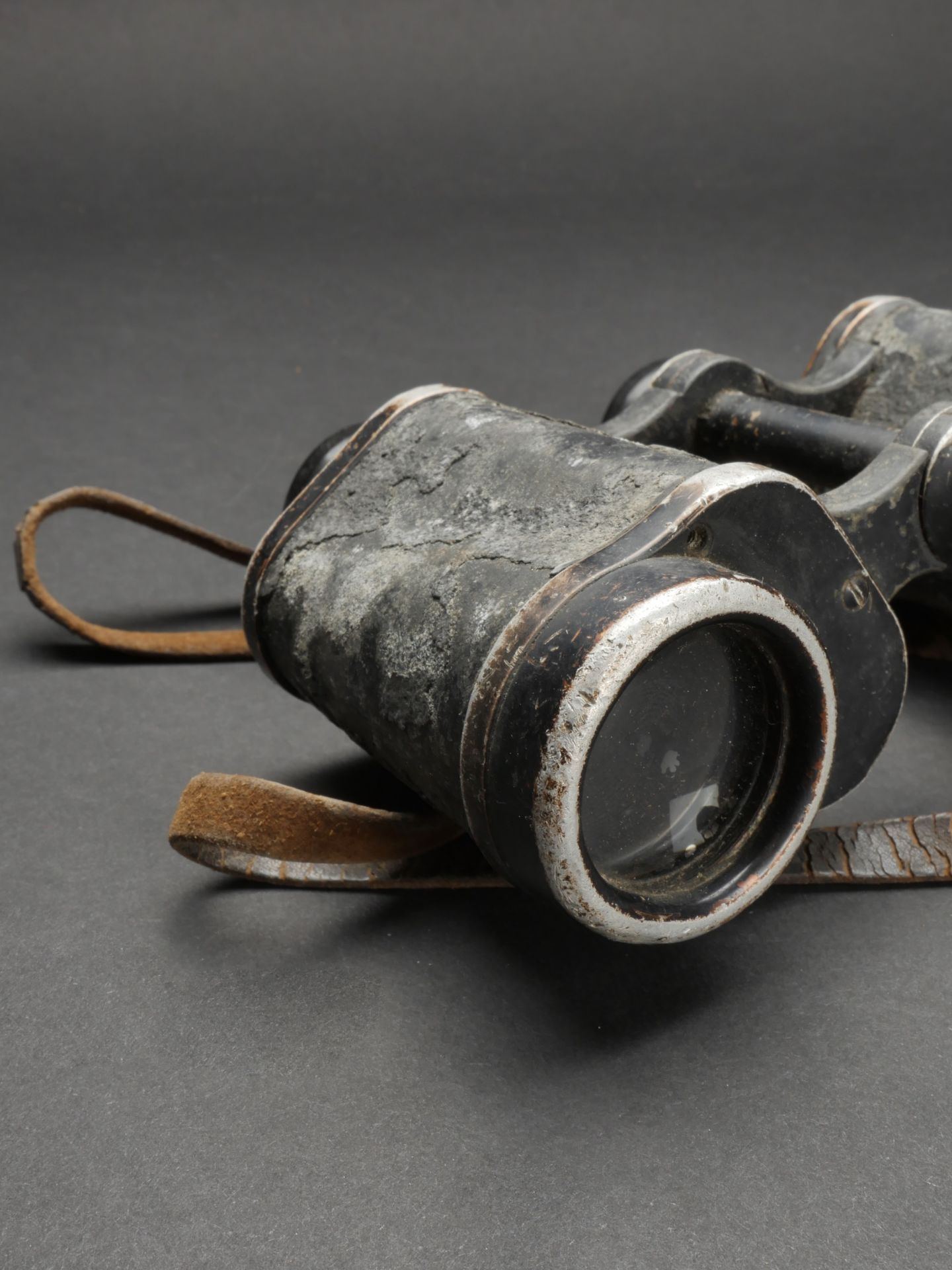 Ecouteurs radio et jumelles. Radio headsets and binoculars. - Image 3 of 5