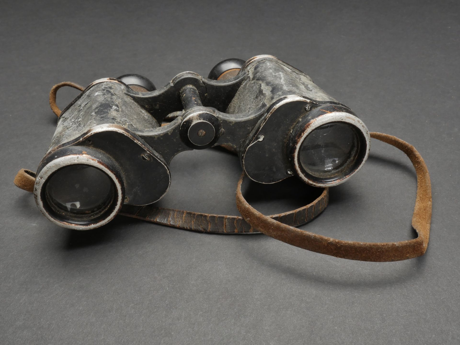 Ecouteurs radio et jumelles. Radio headsets and binoculars. - Image 2 of 5